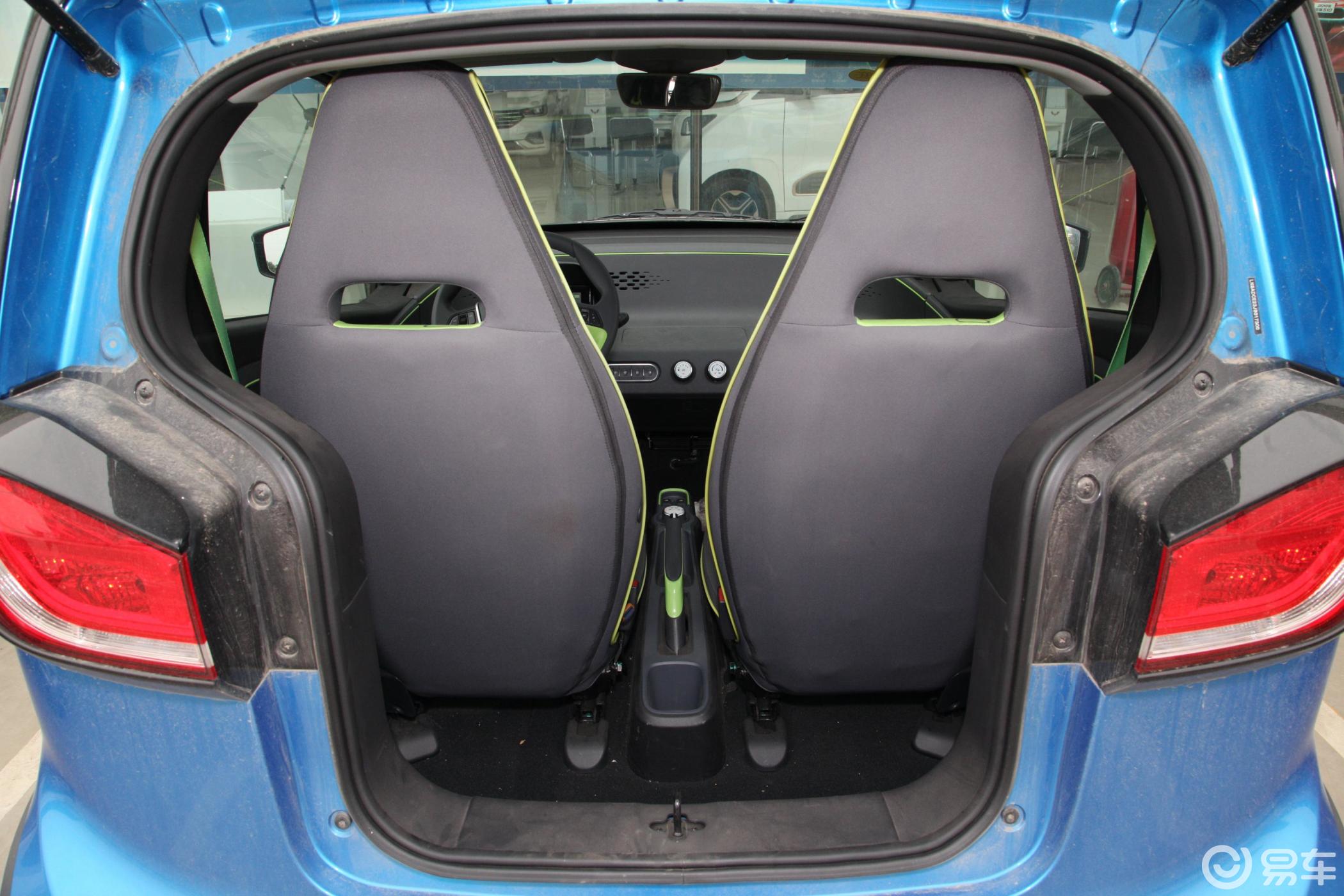 【宝骏e1002019款智行版后排头部空间体验汽车图片-汽车图片大全】