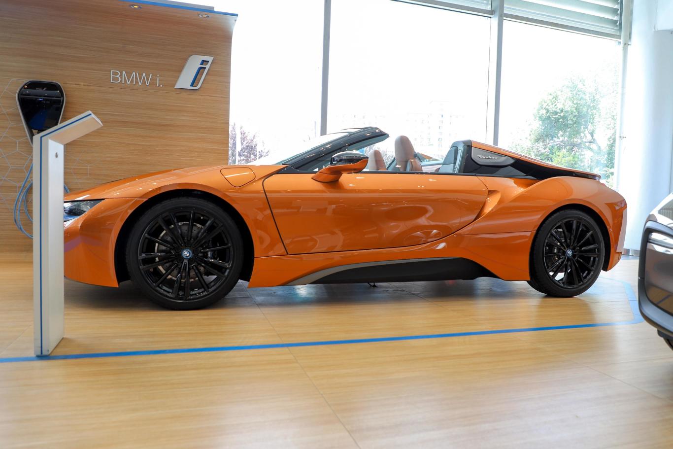 宝马i8敞篷跑车正侧车头向右水平