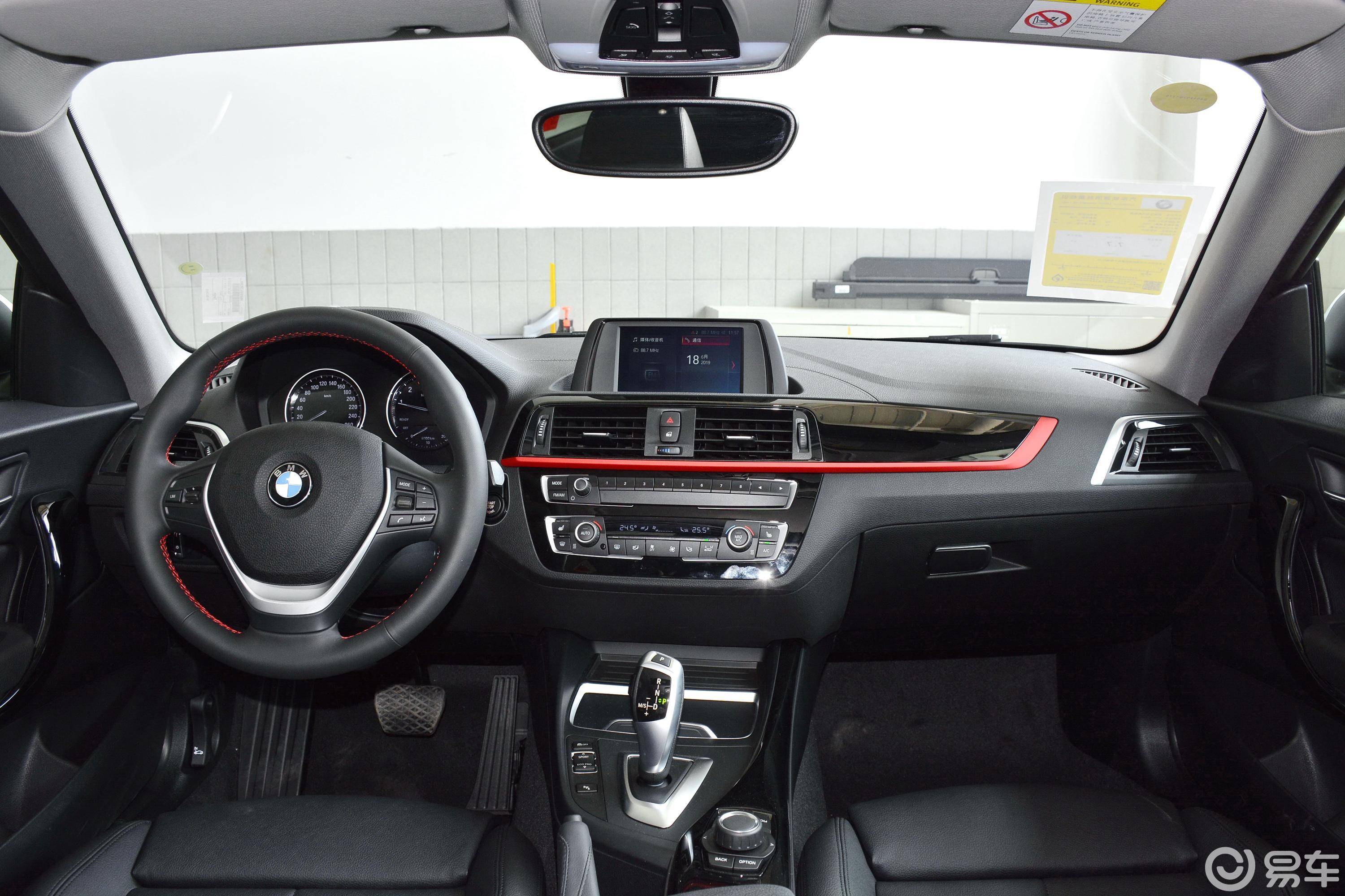 【宝马2系2019款双门轿跑车 225i 尊享型m运动套装内饰全景正拍汽车