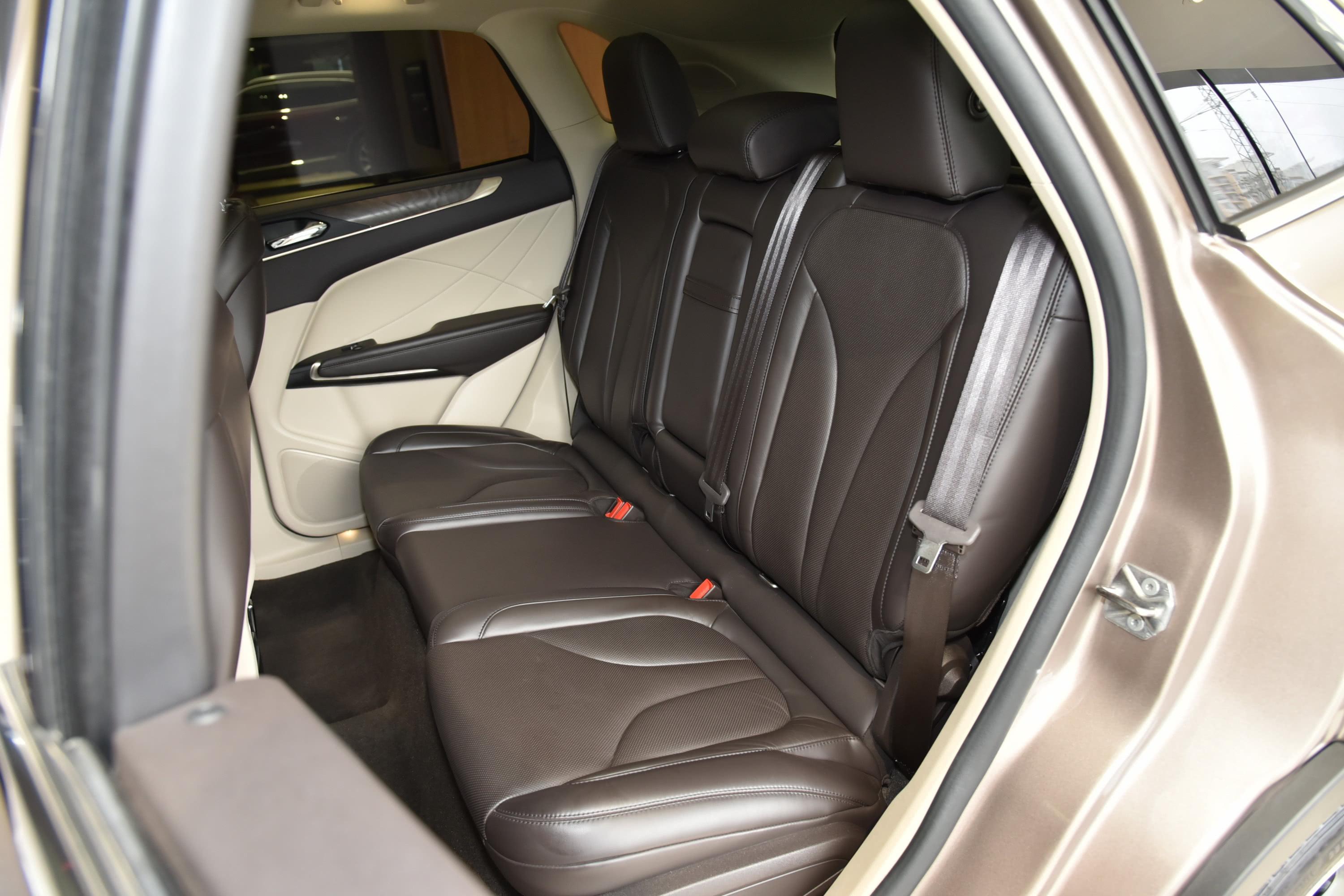 2019款 林肯mkc 2.0t 手自一体 四驱 尊雅版 国vi空间