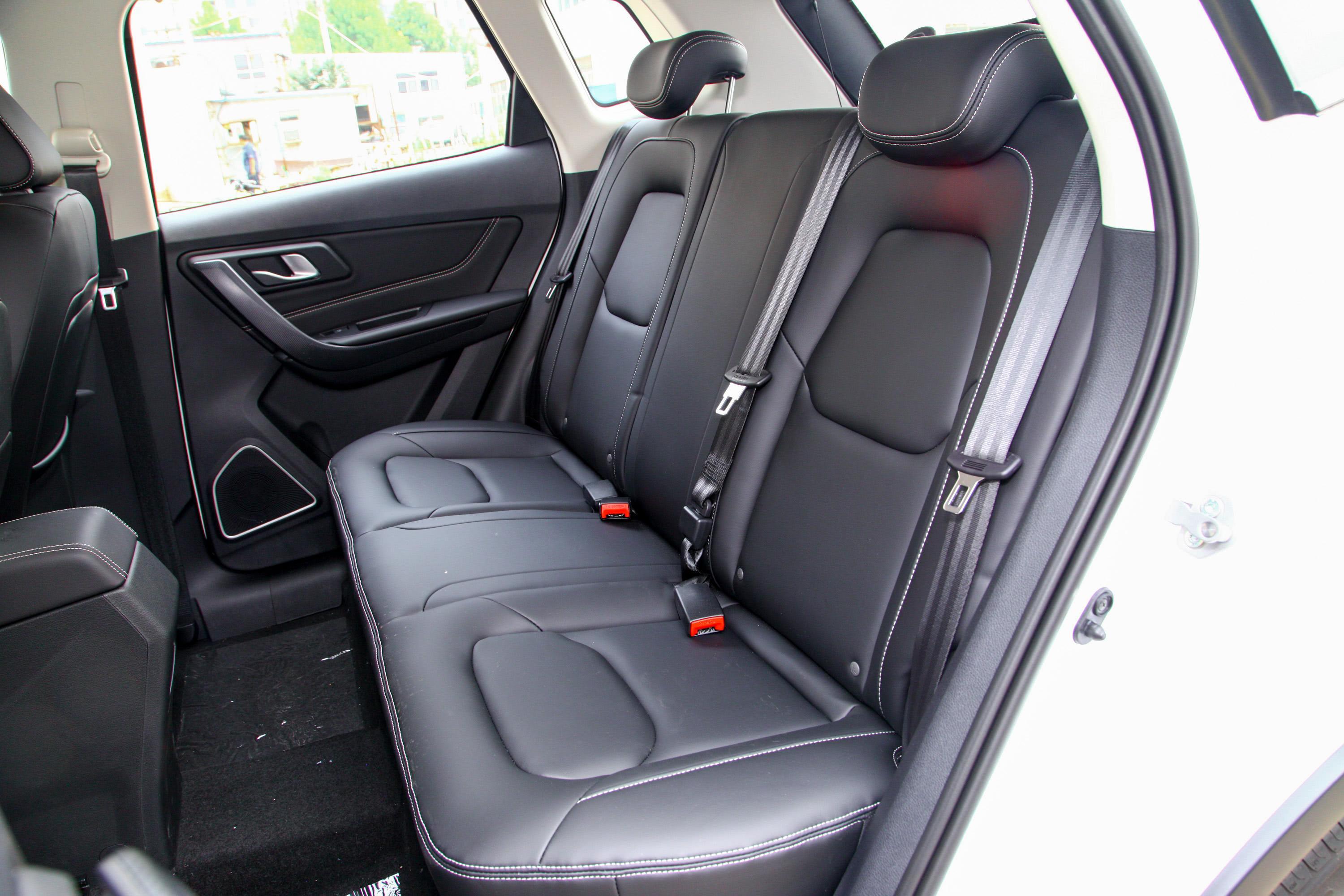 2019款 奔腾x40 1.6l 手动 豪华型 国vi空间