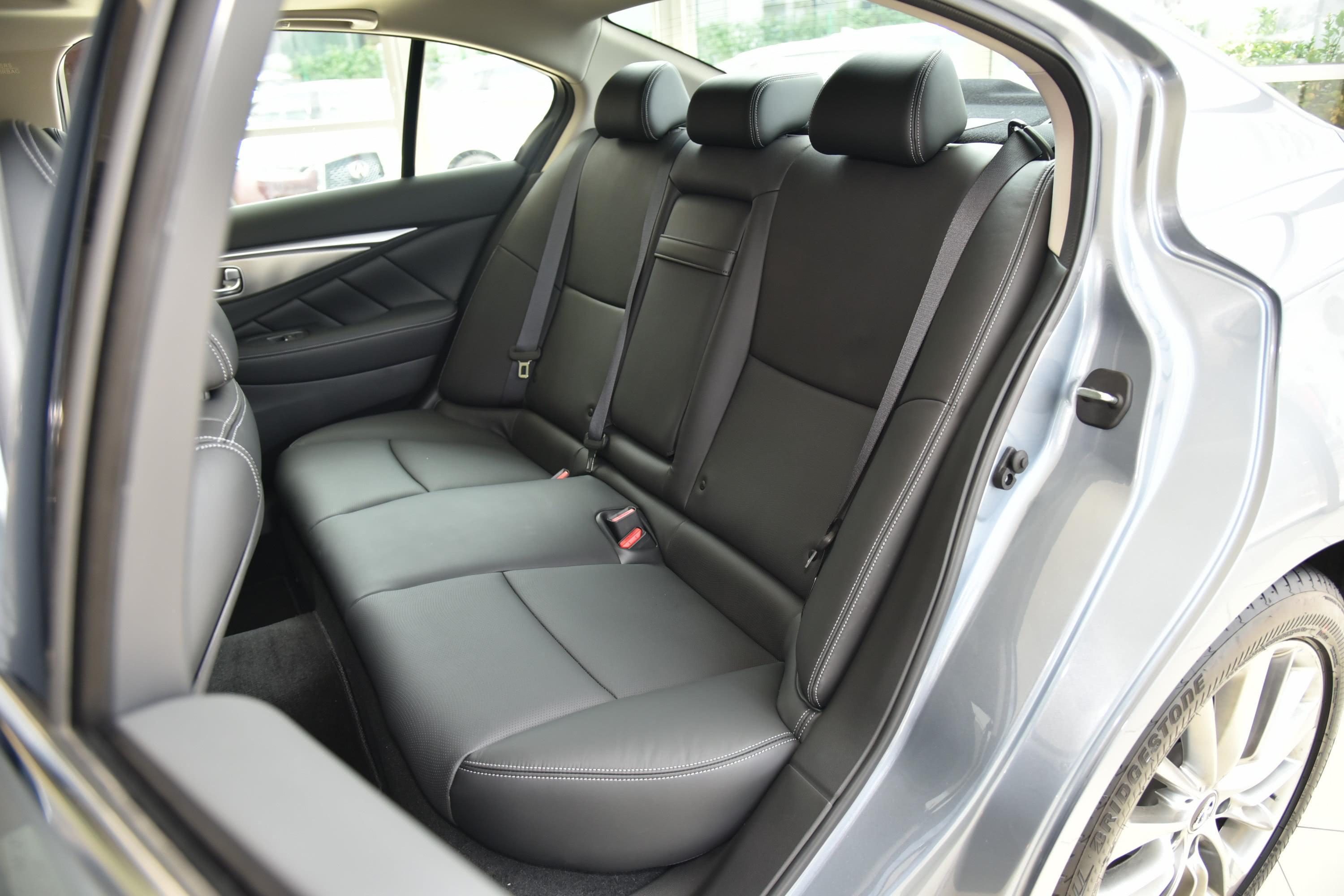 2018款 英菲尼迪q50l 2.0t 逸享版 国vi空间