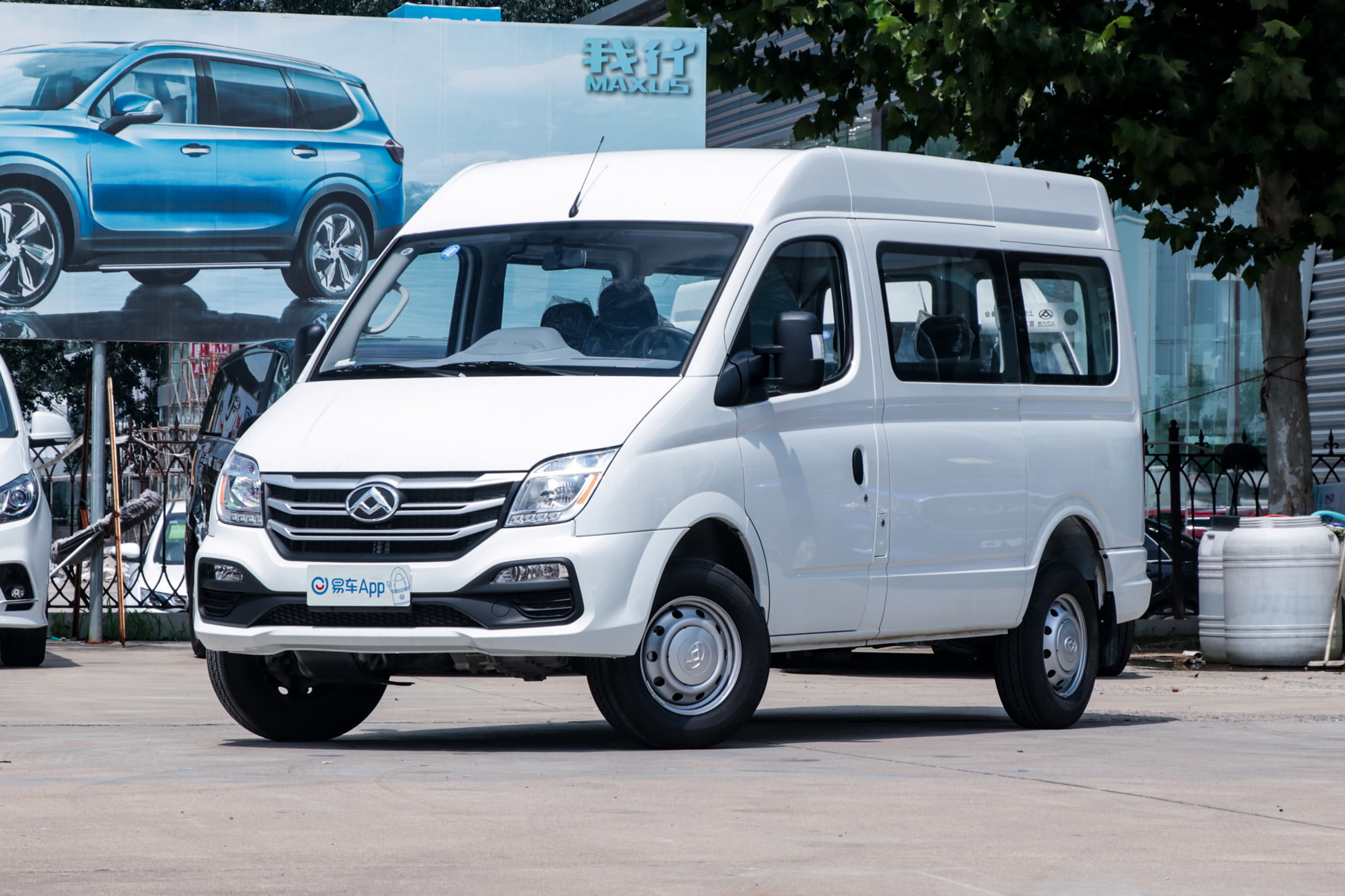 2019款上汽大通maxusv80plus傲运通20t手动短轴中顶56座