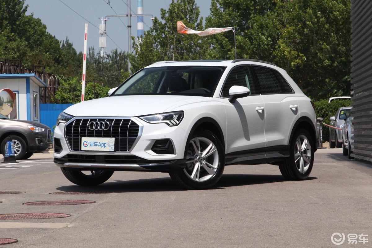 【奥迪q32019款40 tfsi 时尚致雅版侧前45度车头向左水平汽车图片