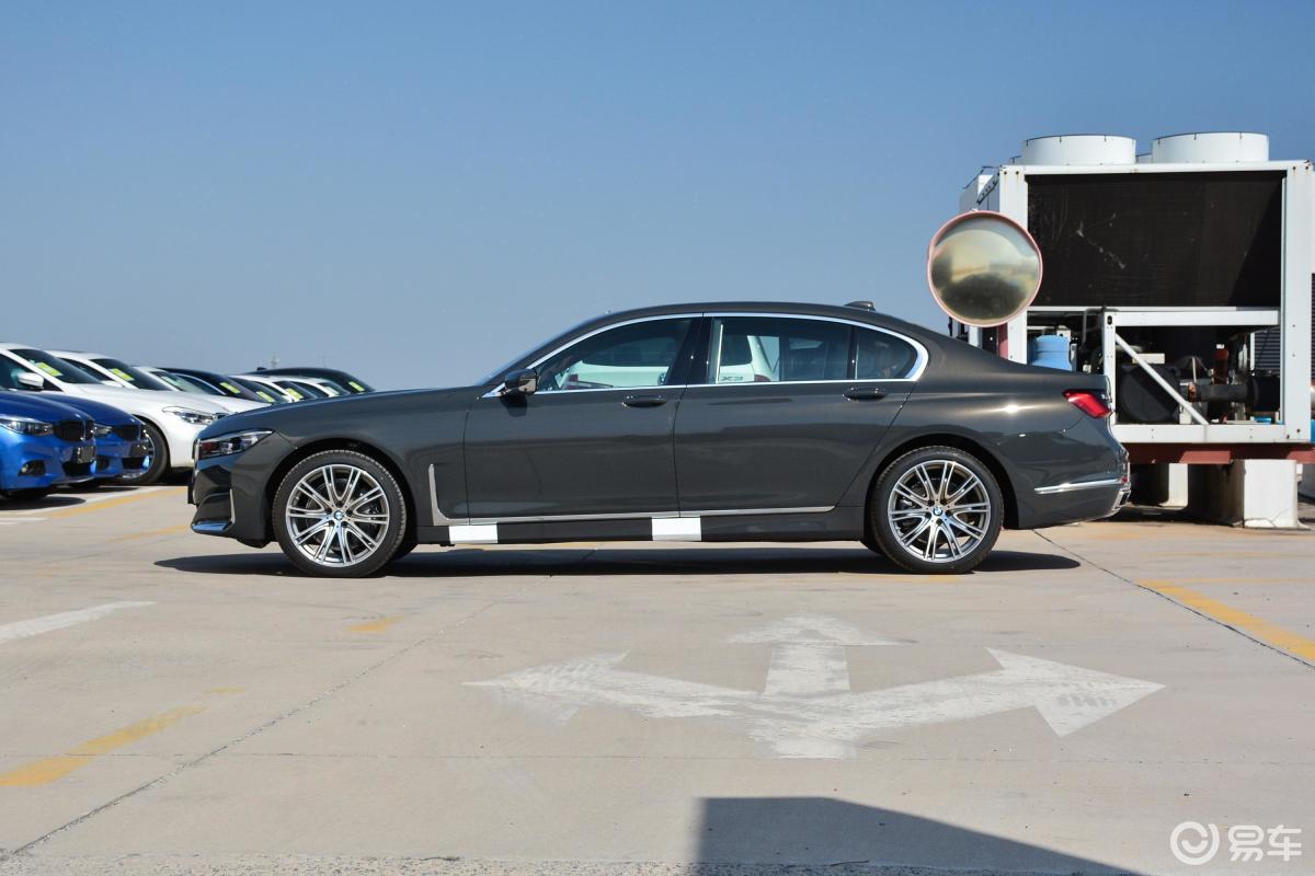 【宝马7系2019款740li xdrive 行政型 豪华套装正侧车头向右水平汽车