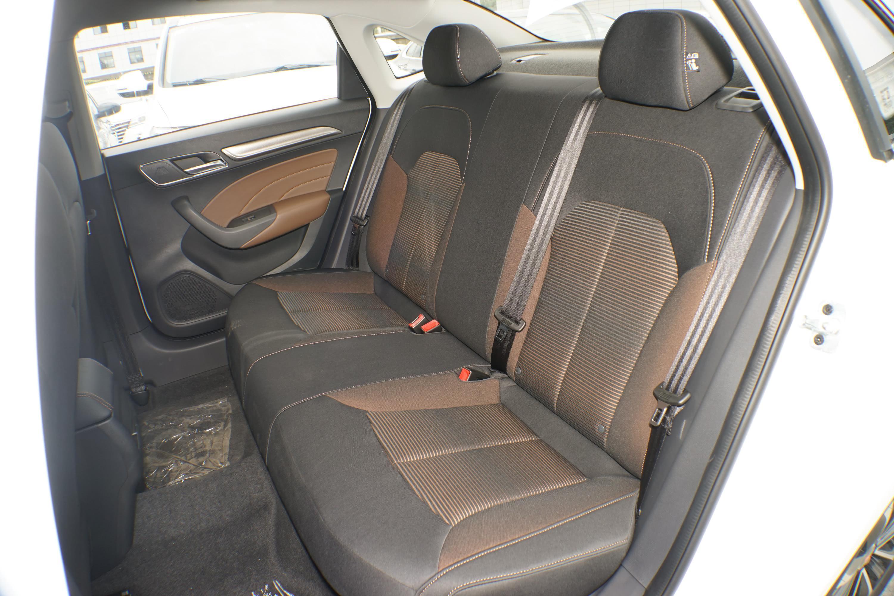 2020款 荣威i6 plus 1.6l cvt 4g互联荣耀豪华版 国vi空间