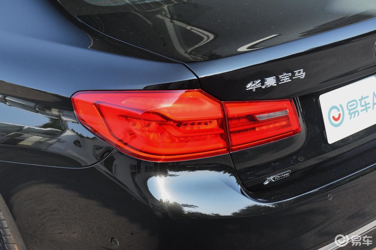 【宝马5系2020款530li xdrive 豪华套装尾灯侧45度俯拍汽车图片-汽车