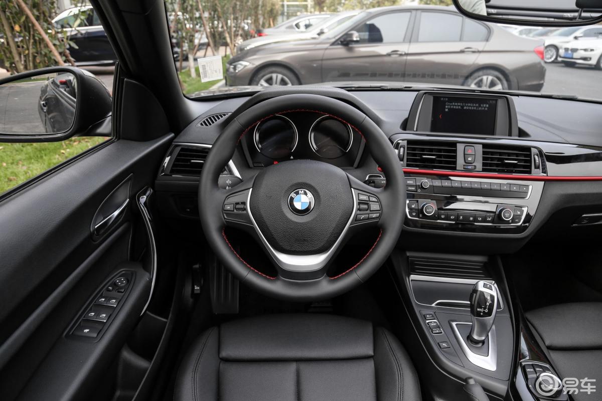 【宝马2系2019款敞篷轿跑车 225i 运动设计套装驾驶位区域汽车图片