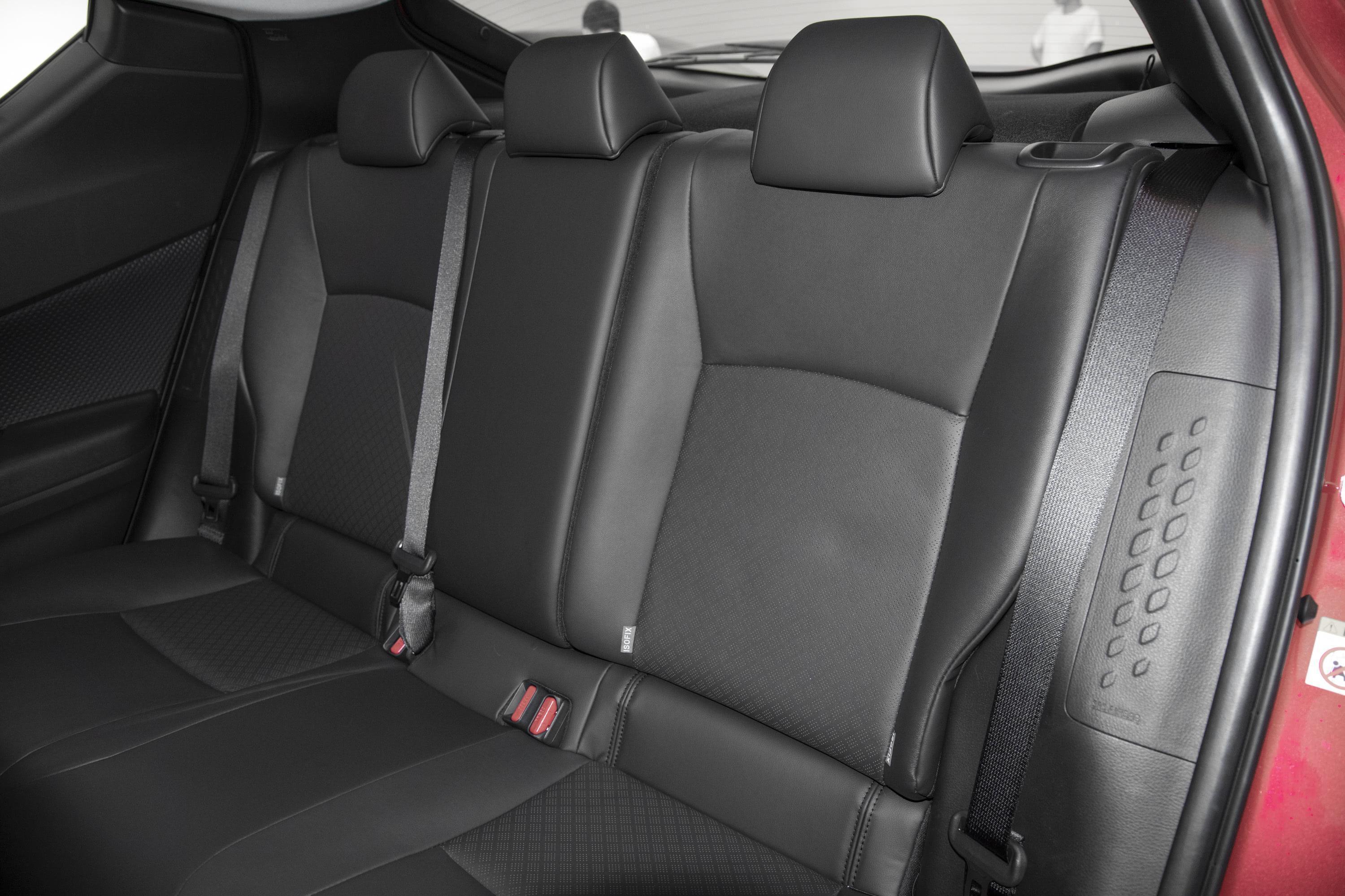 2020款 丰田c-hr 2.0l cvt 旗舰版空间