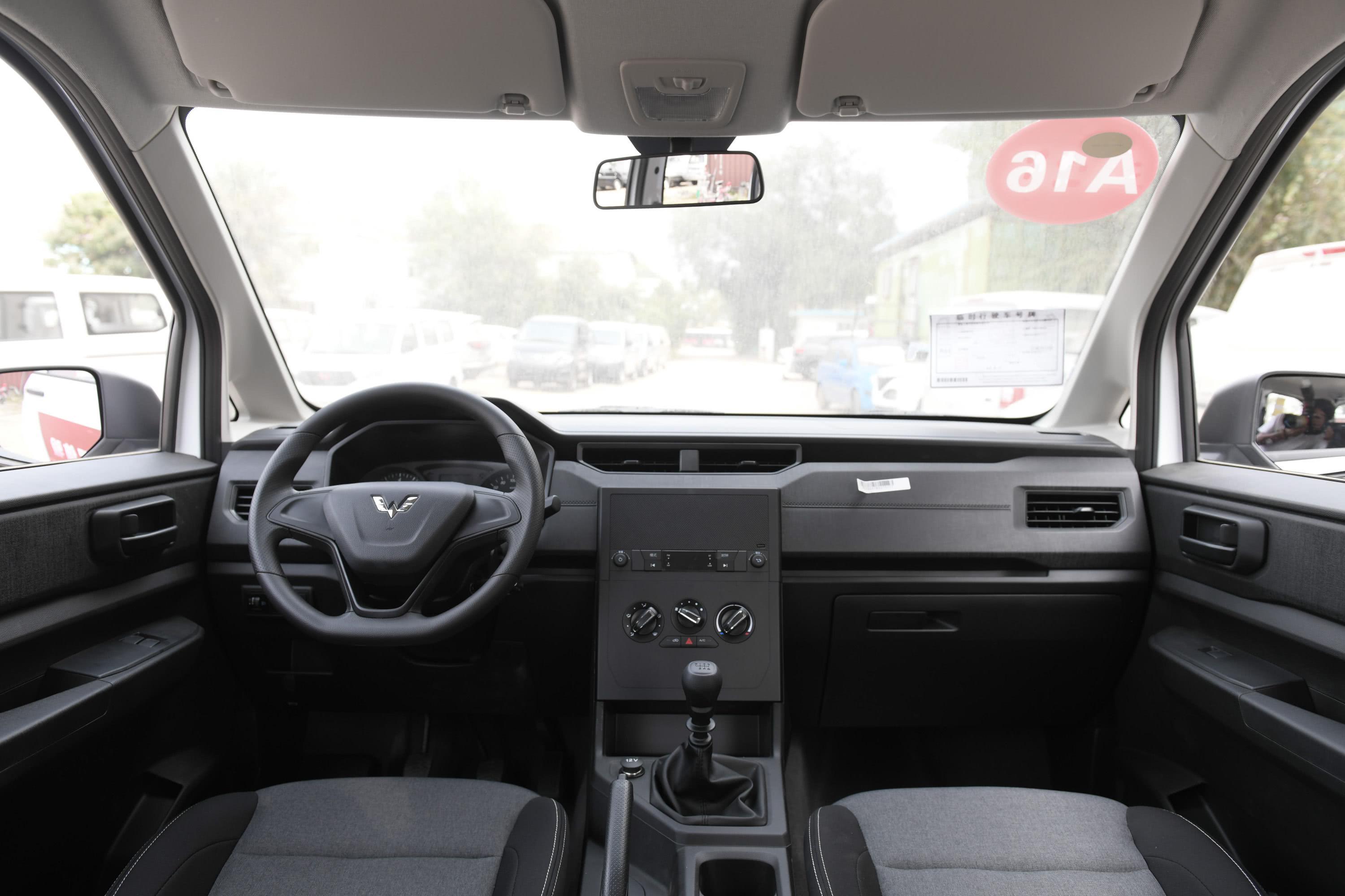 2019款 五菱宏光plus 1.5t 手动 标准型 7座内饰