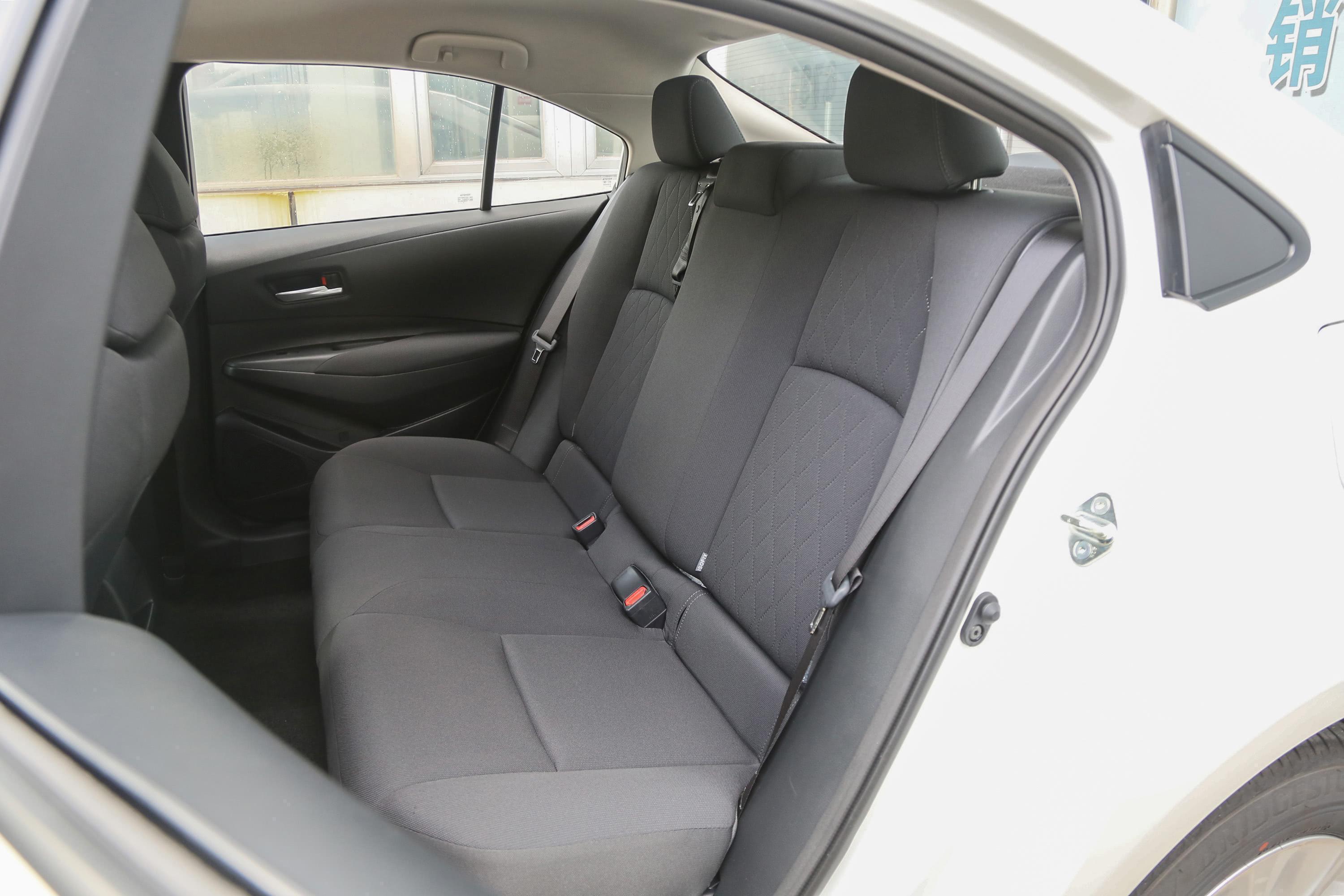 2021款 卡罗拉 双擎 1.8l e-cvt 旗舰版空间