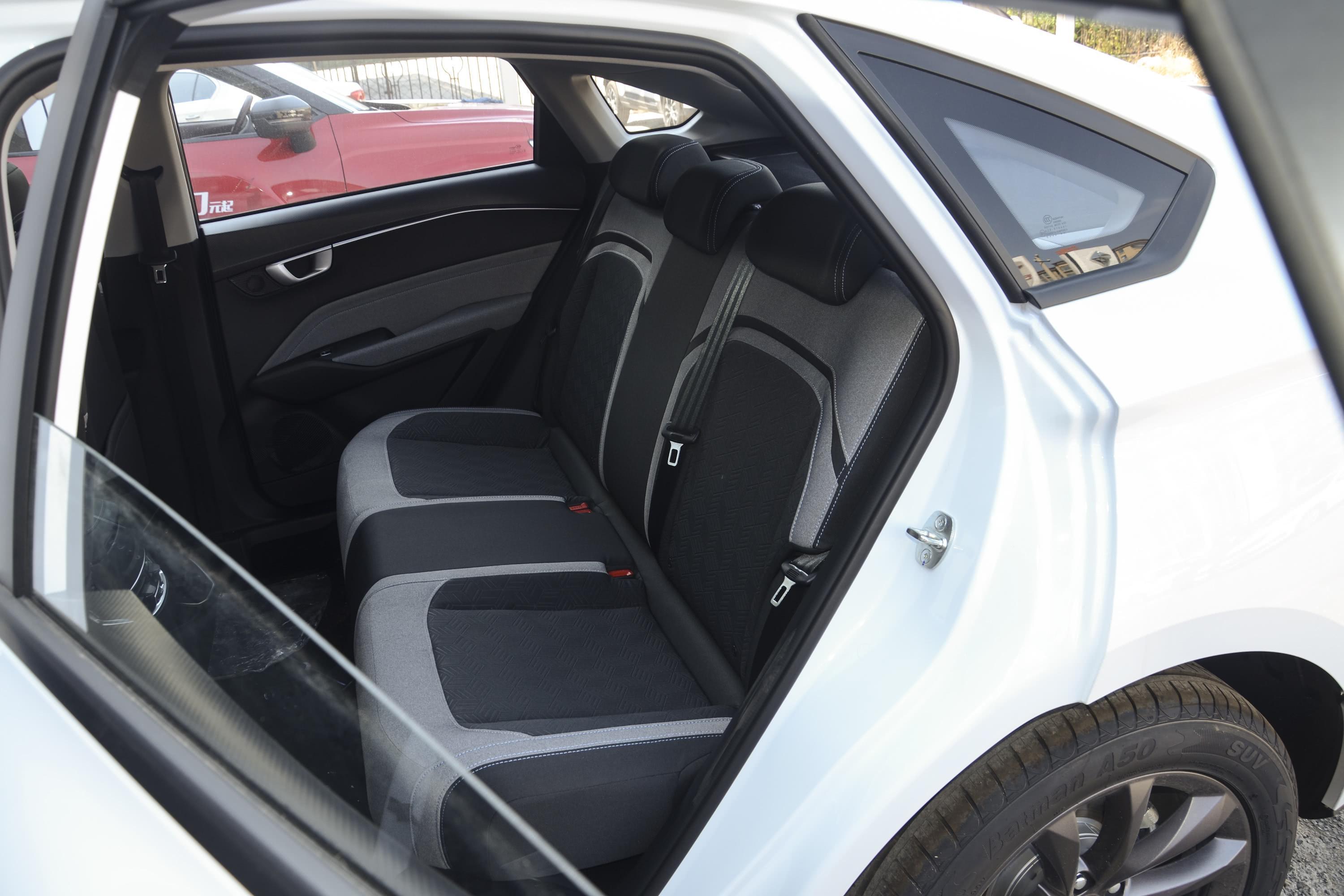 2019款 宝骏rc-6 1.5t cvt 24小时在线精英型空间