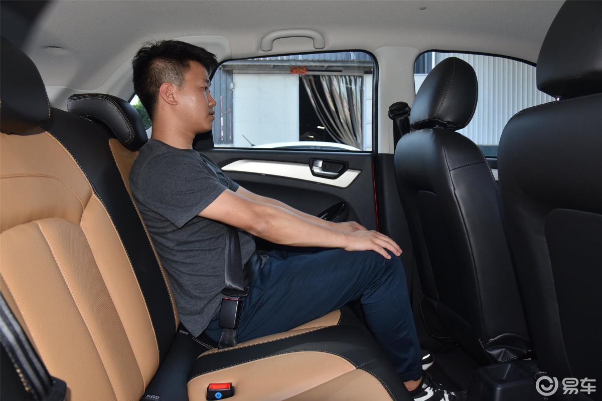 【哪吒n012020款380i后排空间体验汽车图片-汽车图片大全】-易车