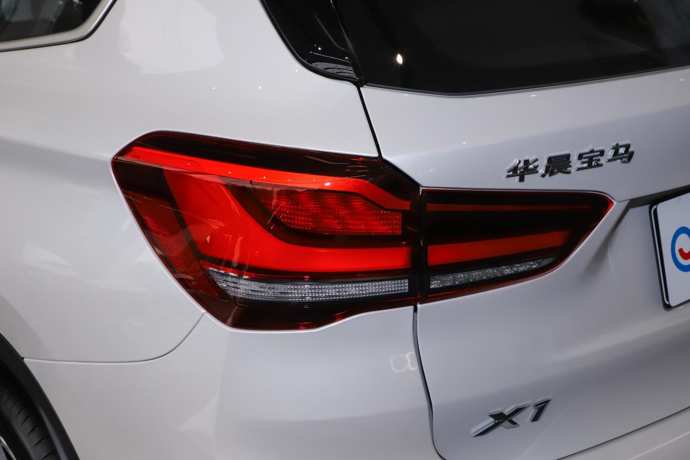 宝马x1sdrive25li 领先型尾灯侧45度俯拍