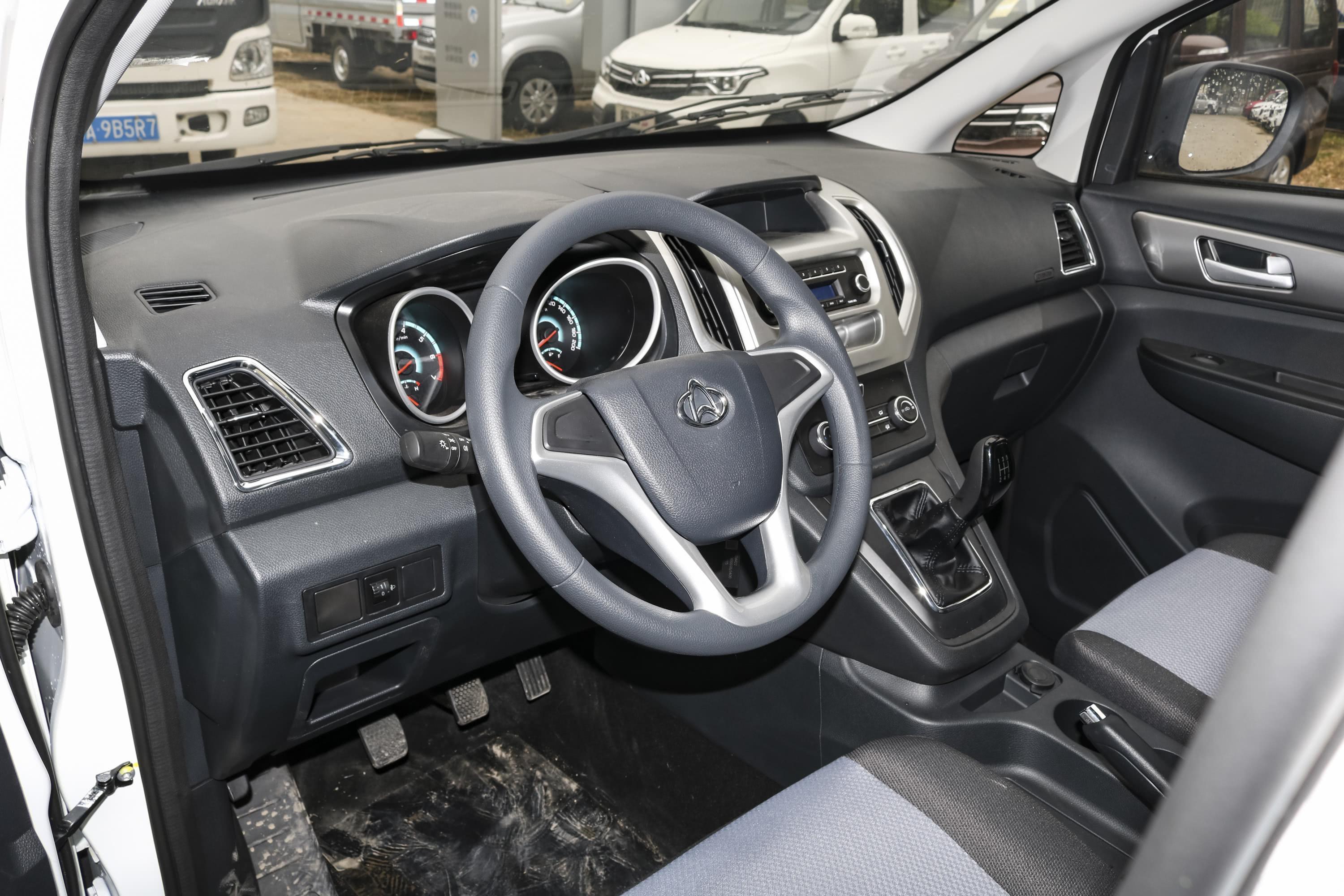 2019款 睿行s50 s50v 1.5l 手动 盲窗版厢货 2座 国vi内饰