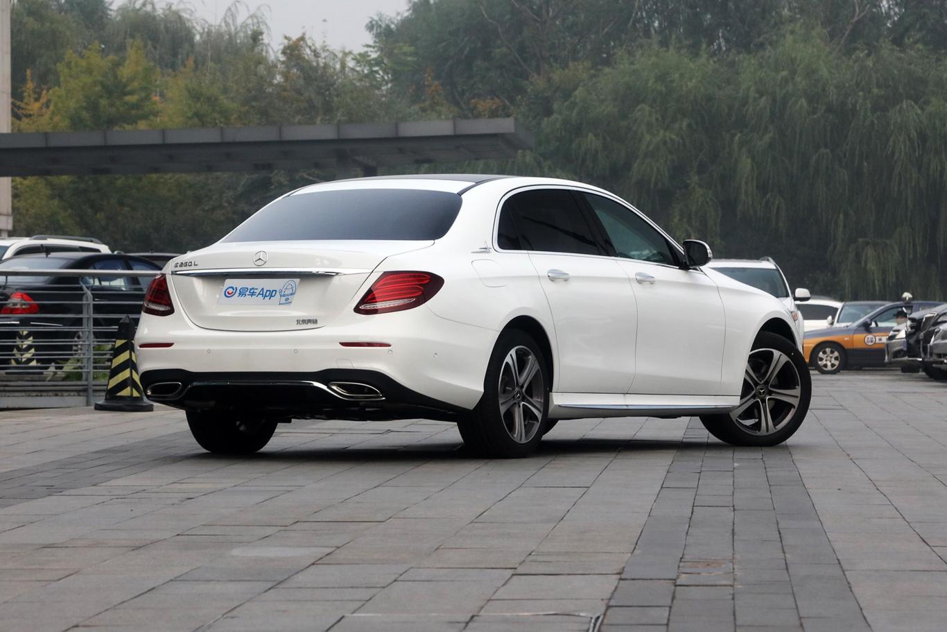 奔驰e级e 260 l 运动轿车侧后45度车头向右水平
