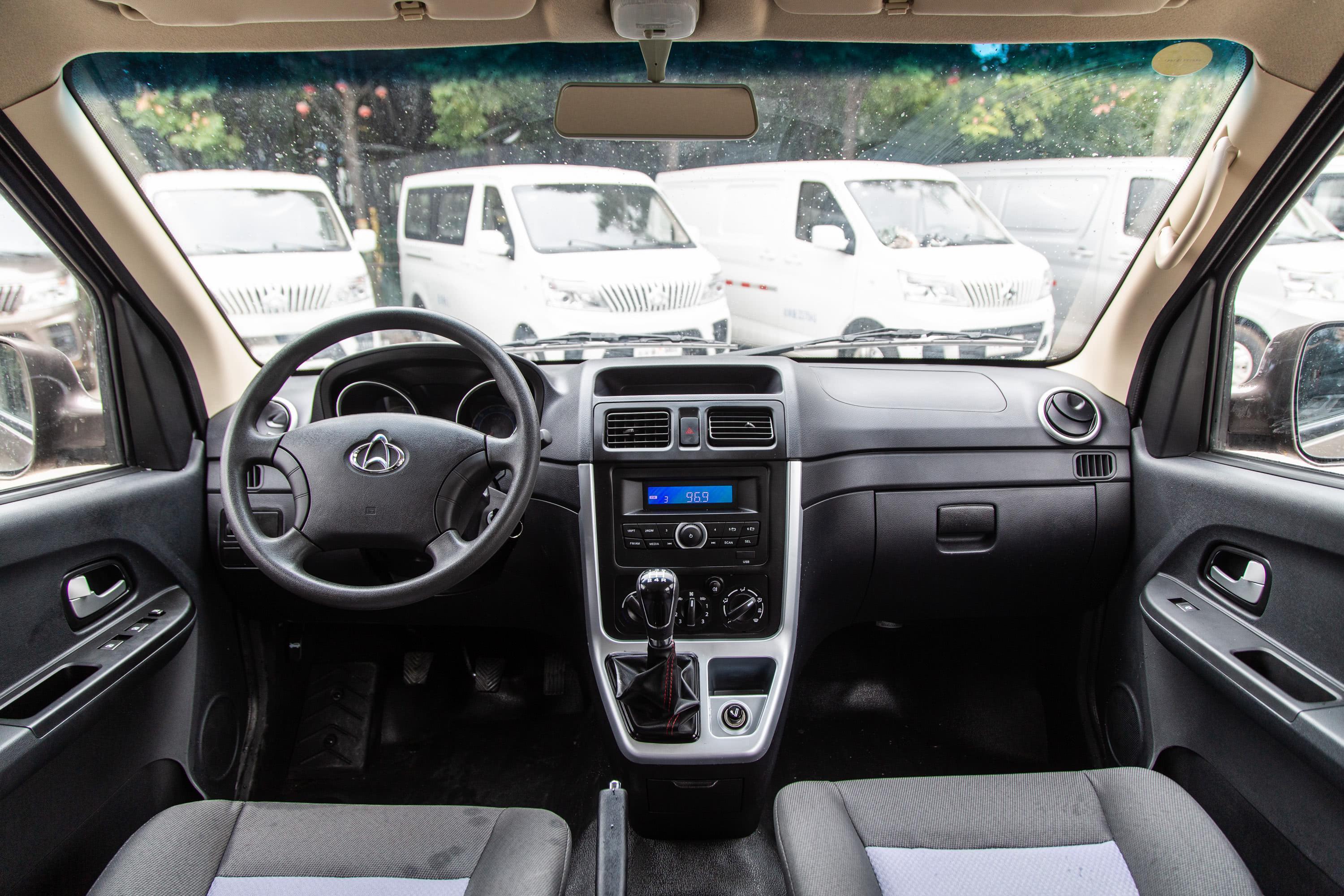 2019款 睿行m70 1.5l 手动 舒适型 背掀门 6座 国vi内饰