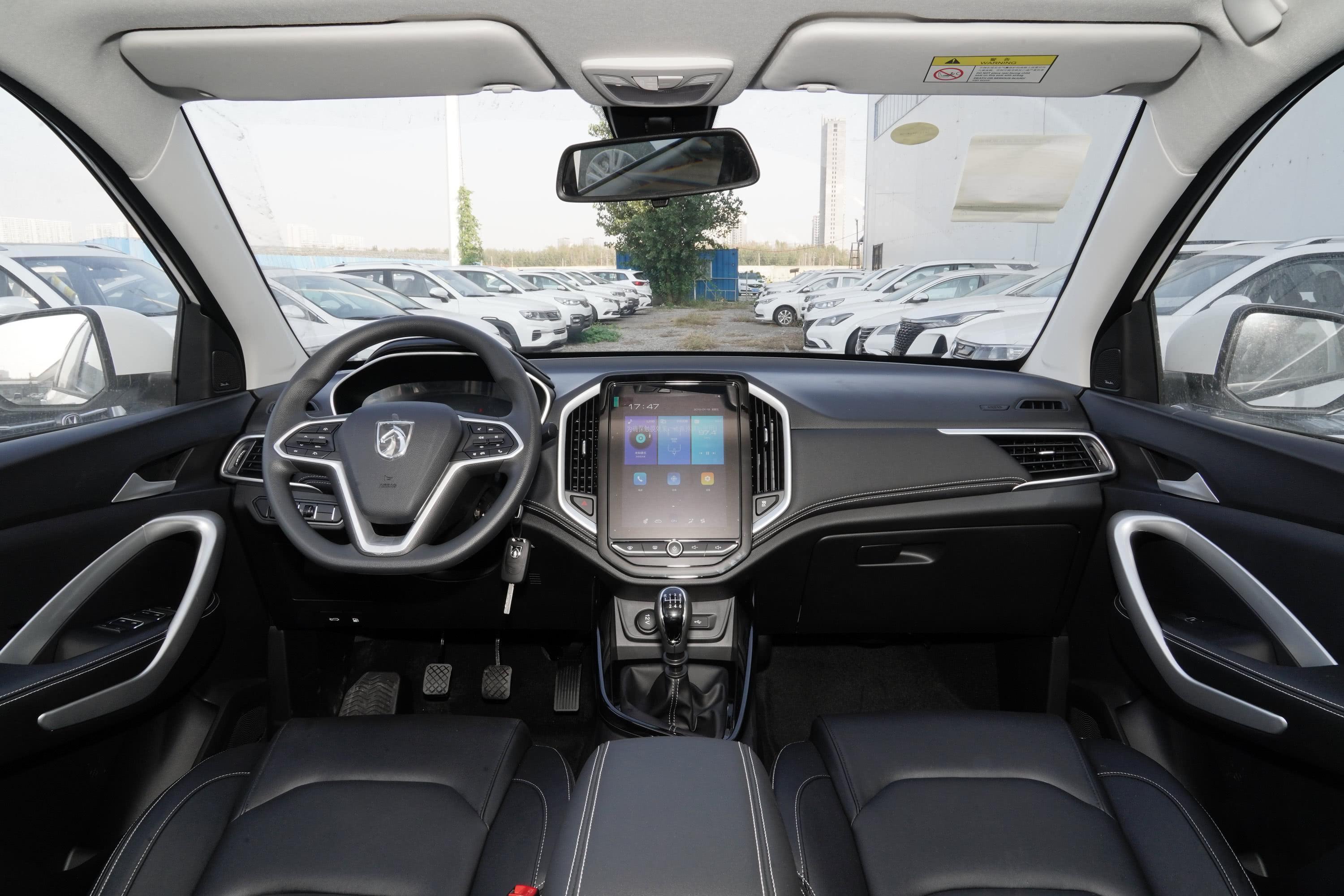 2020款 宝骏530 1.5t 手动 豪华型 7座内饰