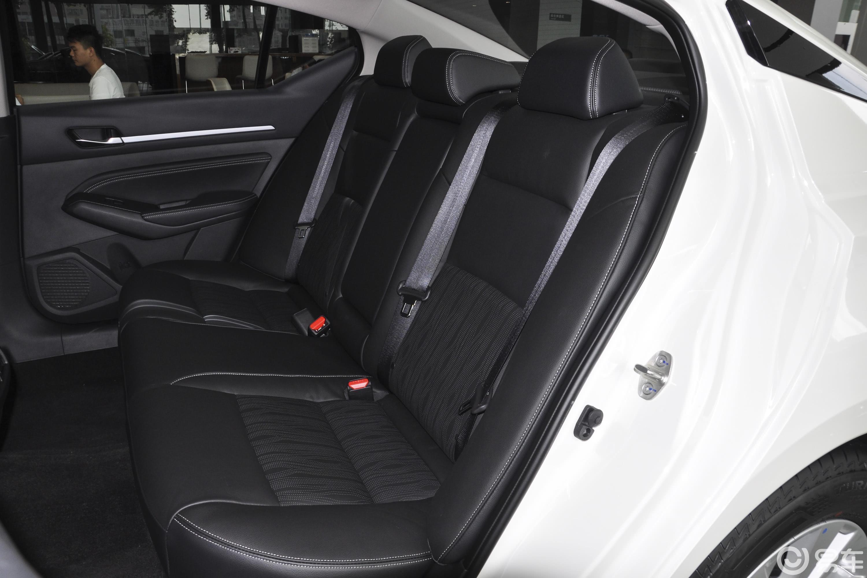 【天籁2020款2.0l xl 舒适版后排座椅汽车图片-汽车图片大全】-易车