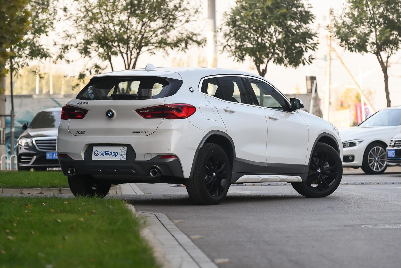 宝马x2sdrive20i m越野套装侧后45度车头向右水平