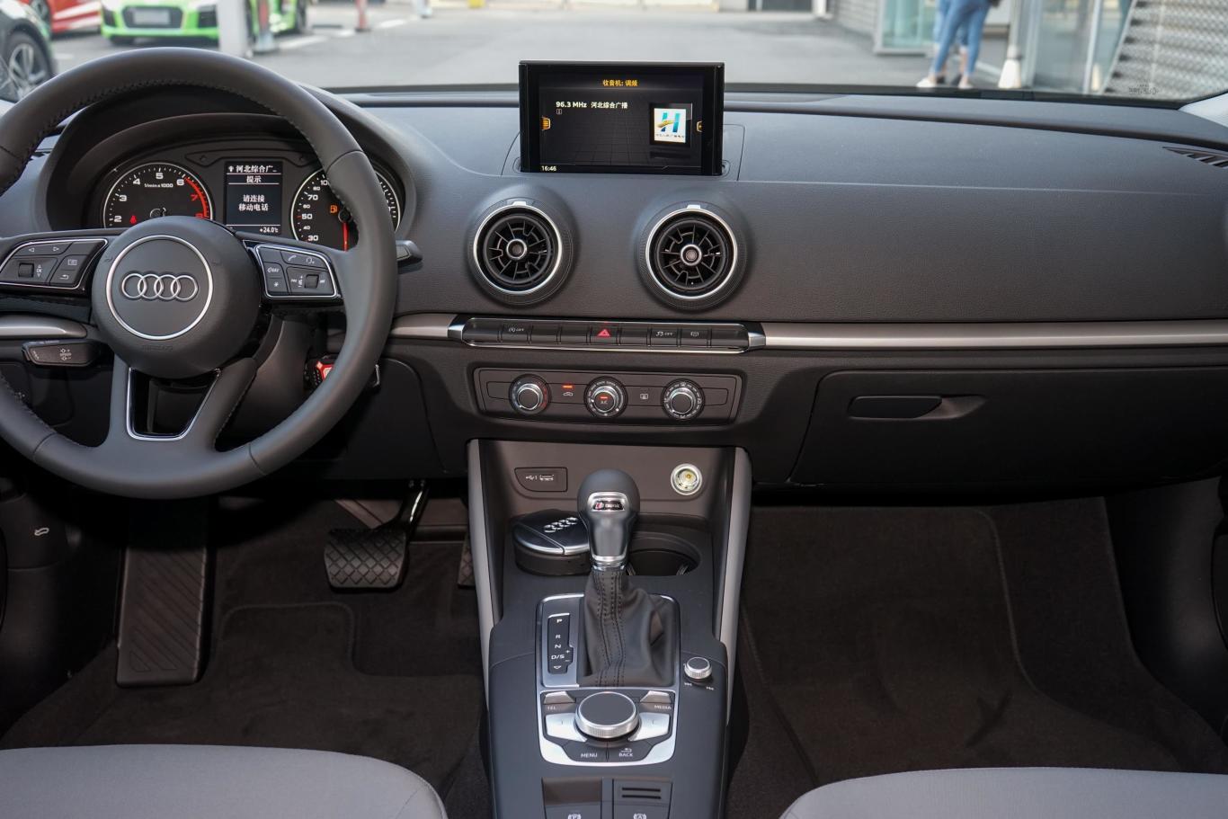 奥迪a3limousine 35 tfsi 进取型中控台整体
