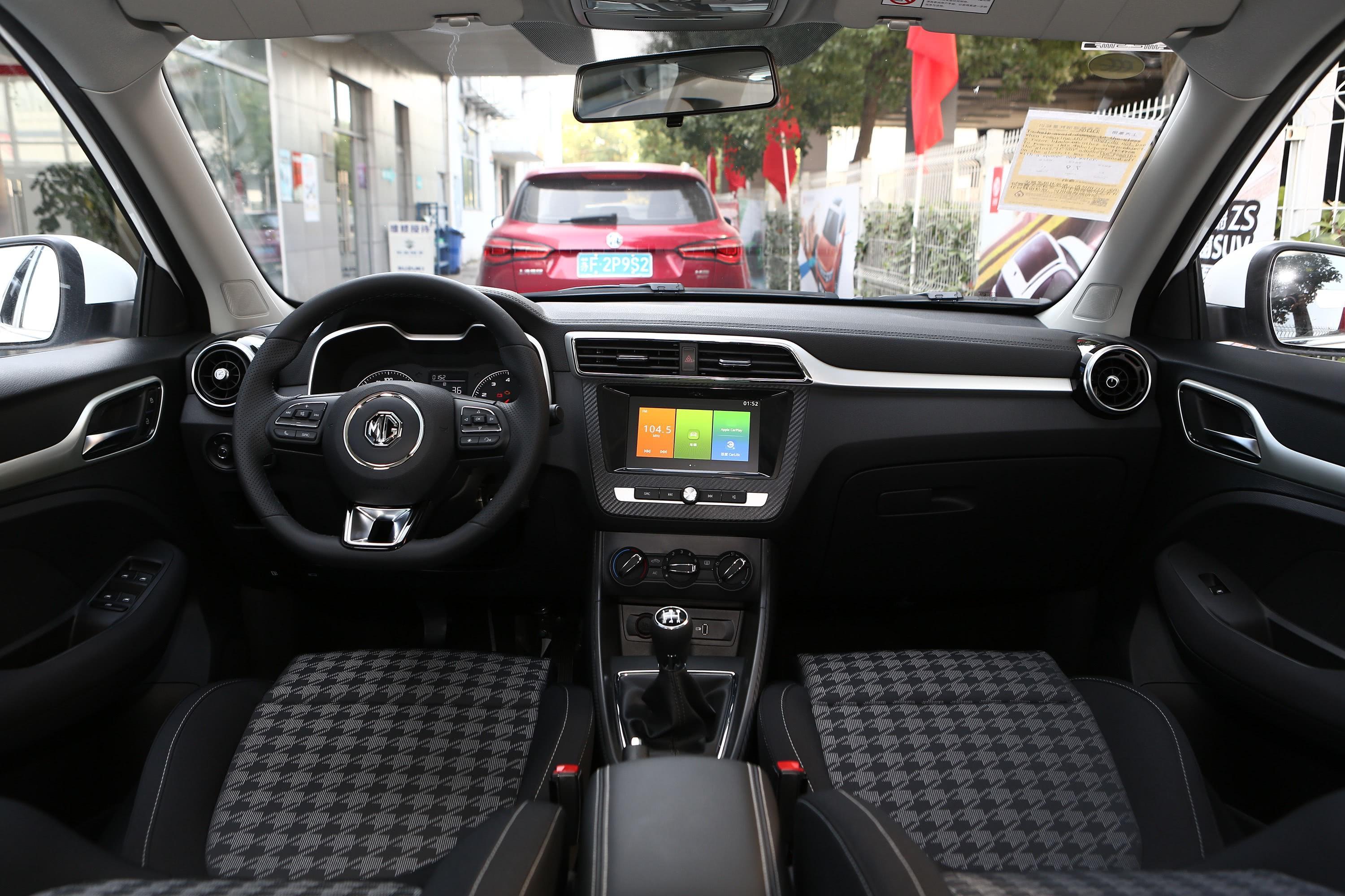 2020款 名爵zs 全球百万畅销款 1.5l 手动 65寸巨幕天窗版内饰