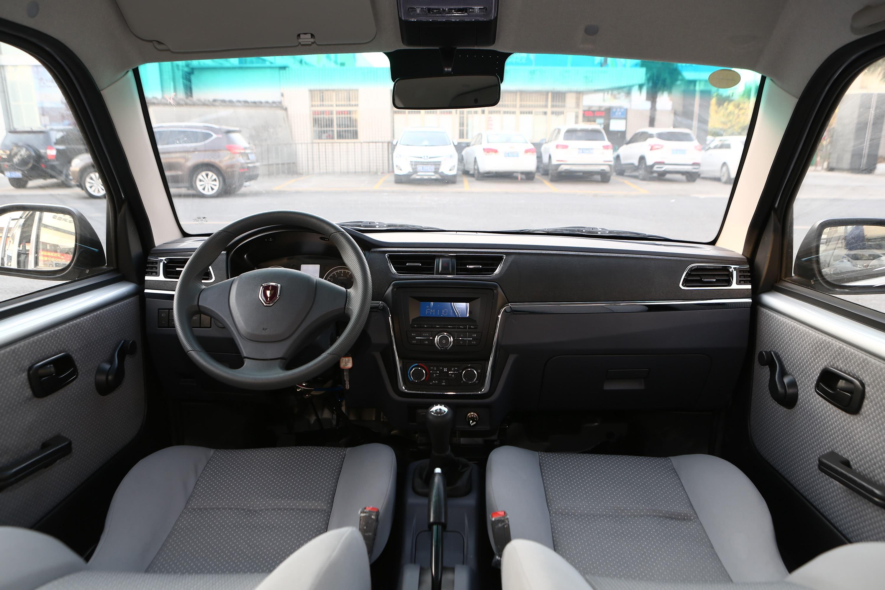 2019款 小海狮x30 客车 1.5l 手动 标准型 7座 国vi内饰