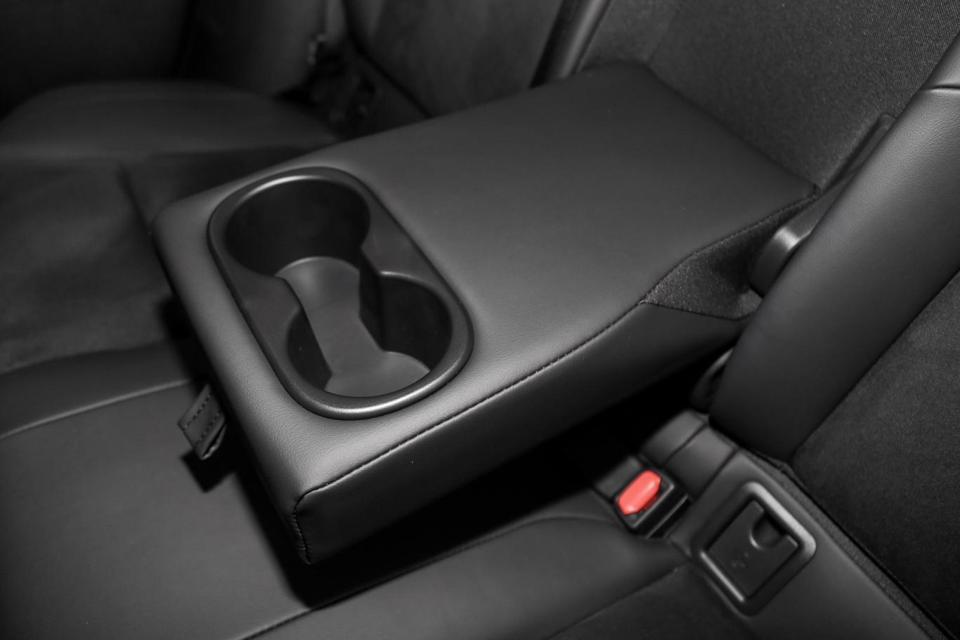 雷克萨斯ux200 f sport版空间