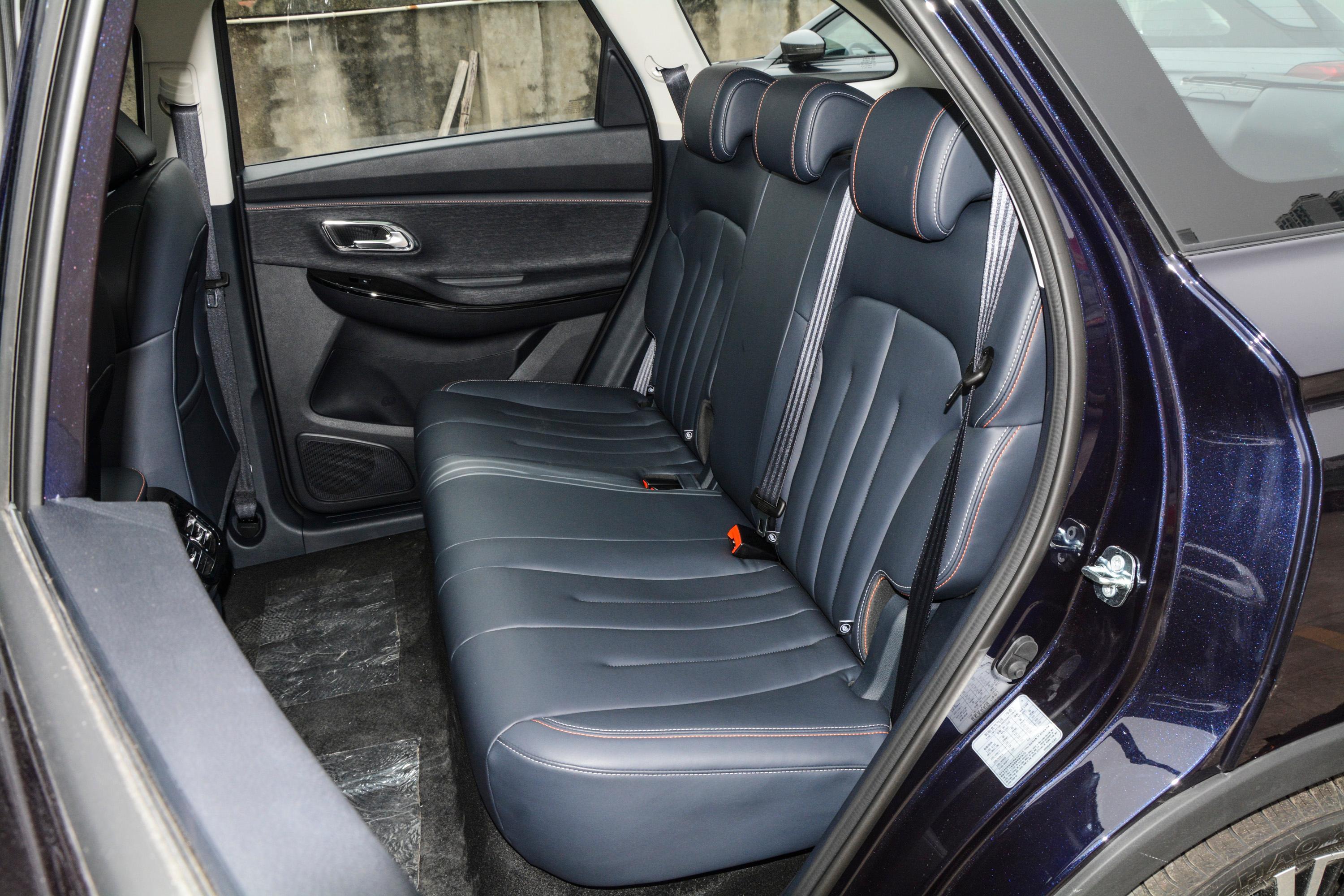 2020款 长安欧尚x7 1.5t 双离合 旗舰型空间