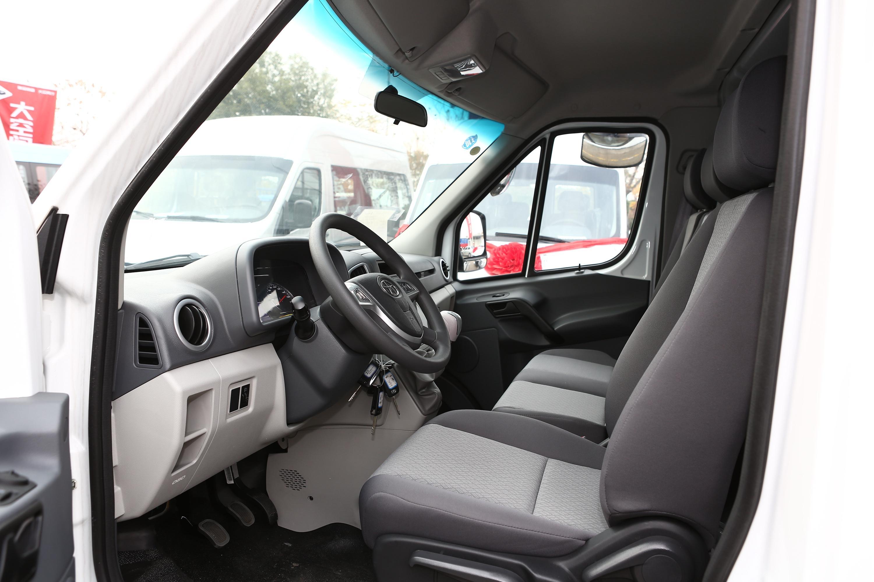 2017款 星锐 5系 中顶 2.8t 手动 两驱 星物流版 3座 柴油 国v内饰