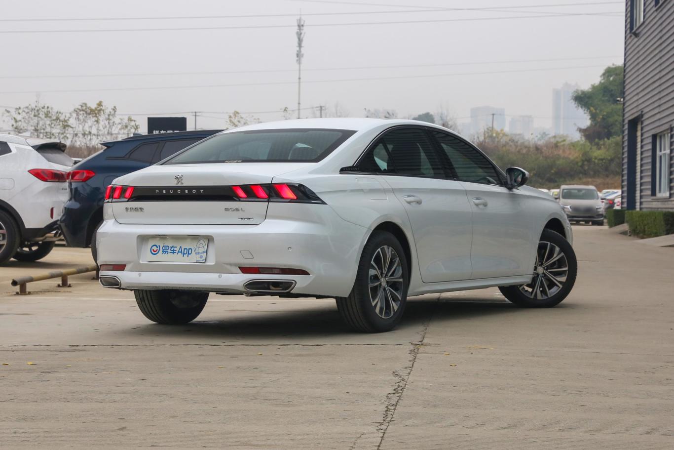 标致508l360thp 手自一体 驾趣版侧后45度车头向右水平