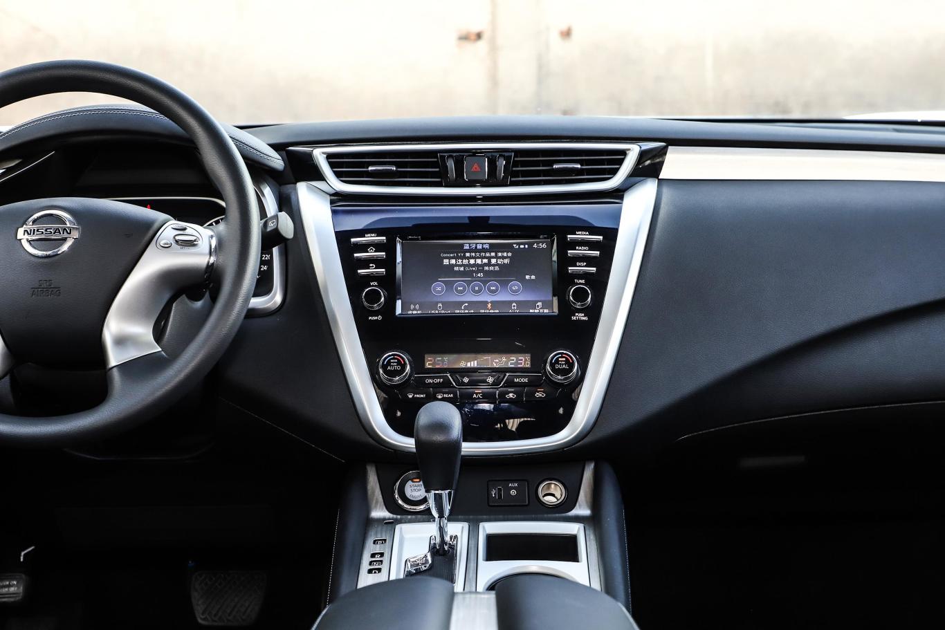 楼兰2.5l 两驱 智联领先版 国vi中控台整体