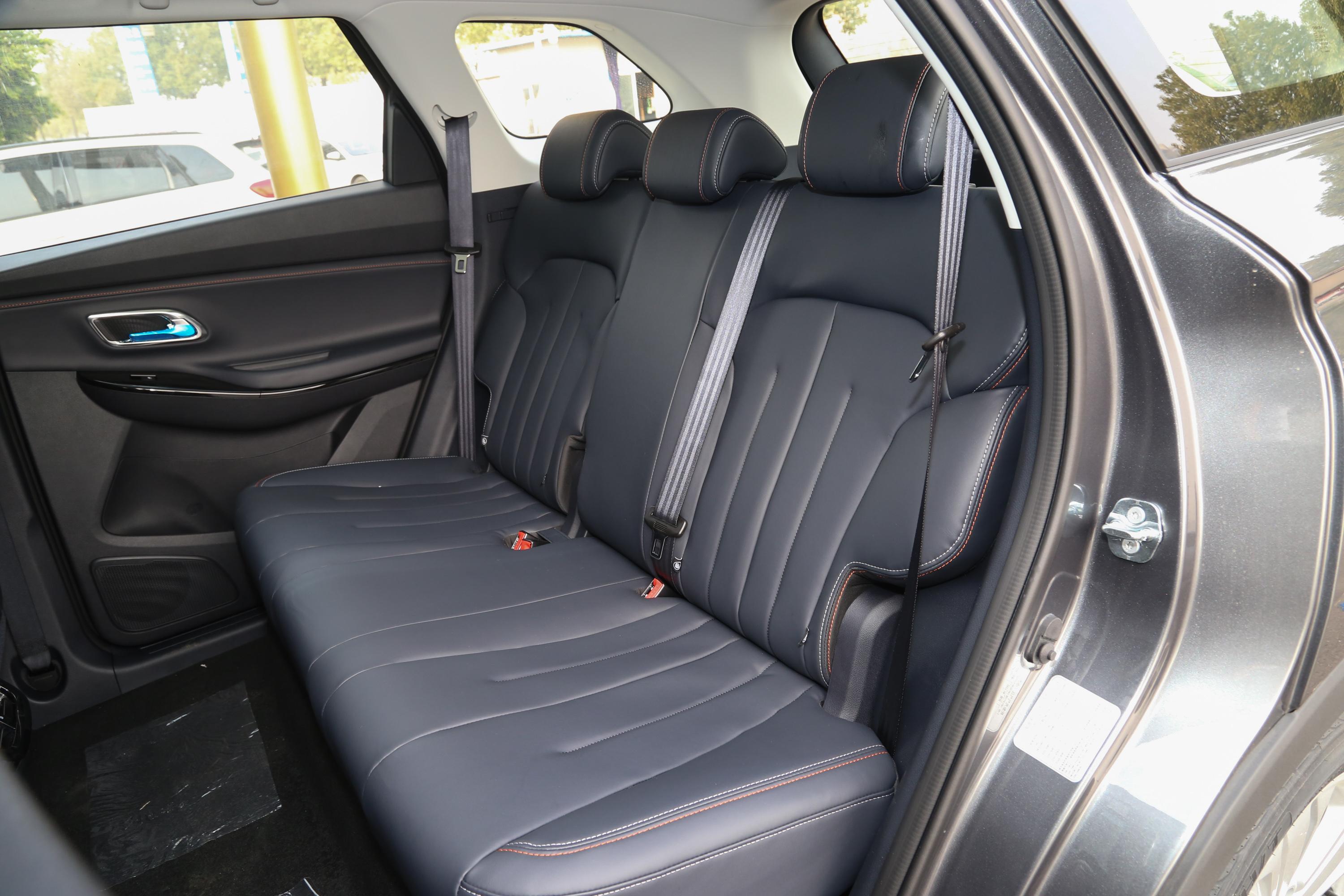 2020款 长安欧尚x7 1.5t 双离合 精英型空间