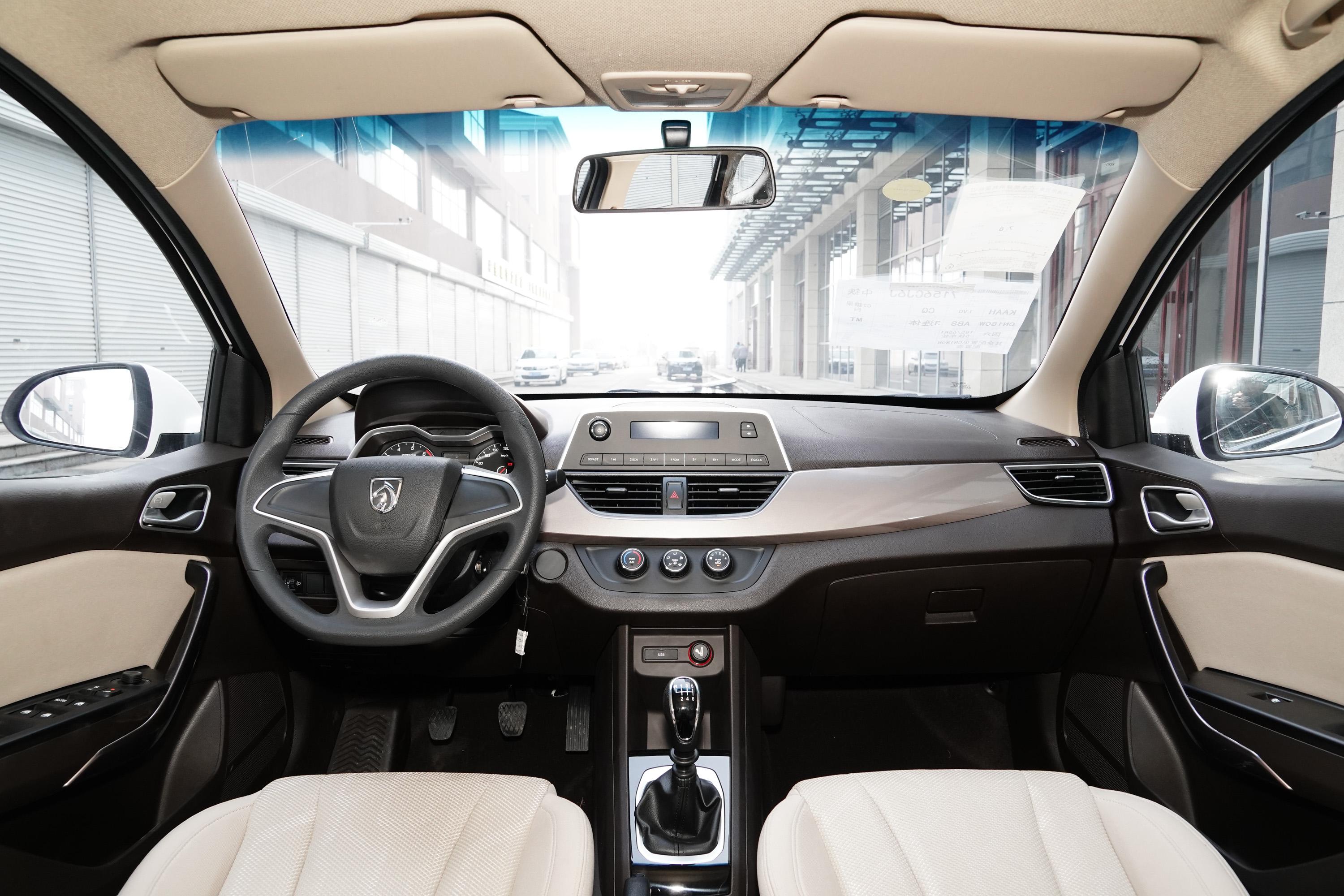 2017款 宝骏310w 1.5l 手动 舒适型 国vi内饰