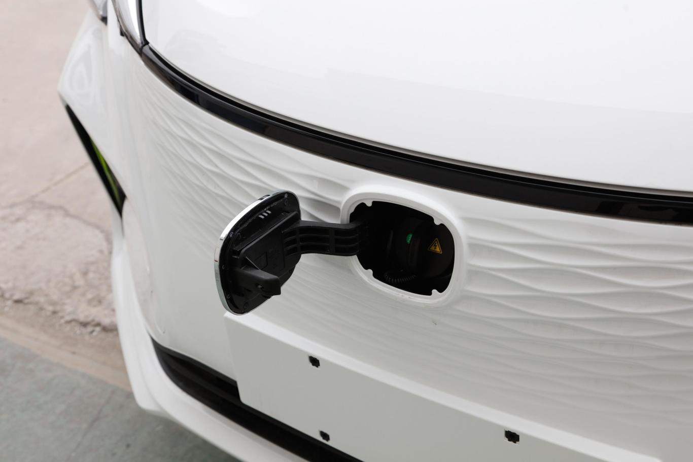 奔奔e-star心动版 三元锂快充充电口