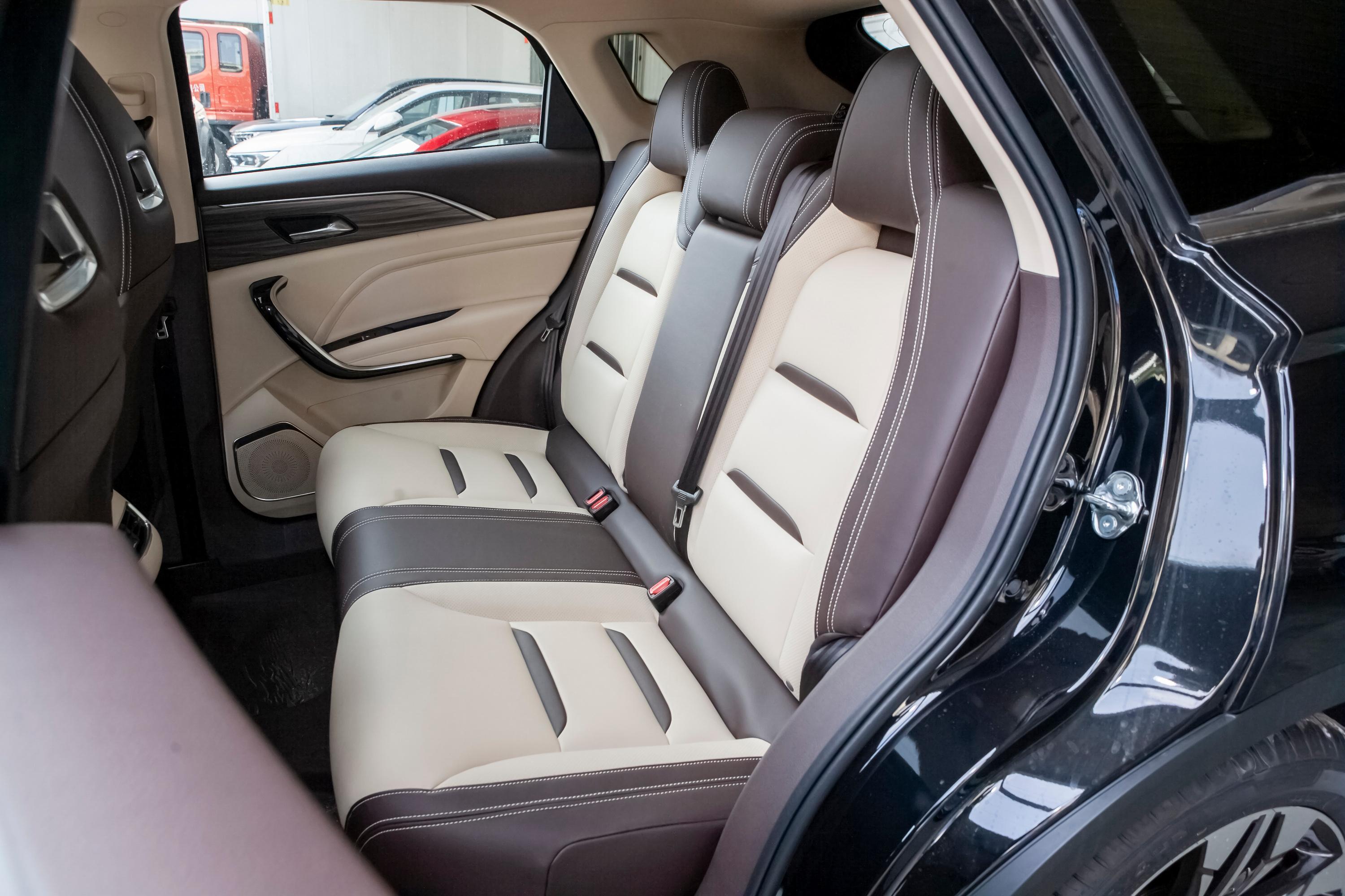 2020款 奔腾t77 pro 280tid 双离合 豪华型空间