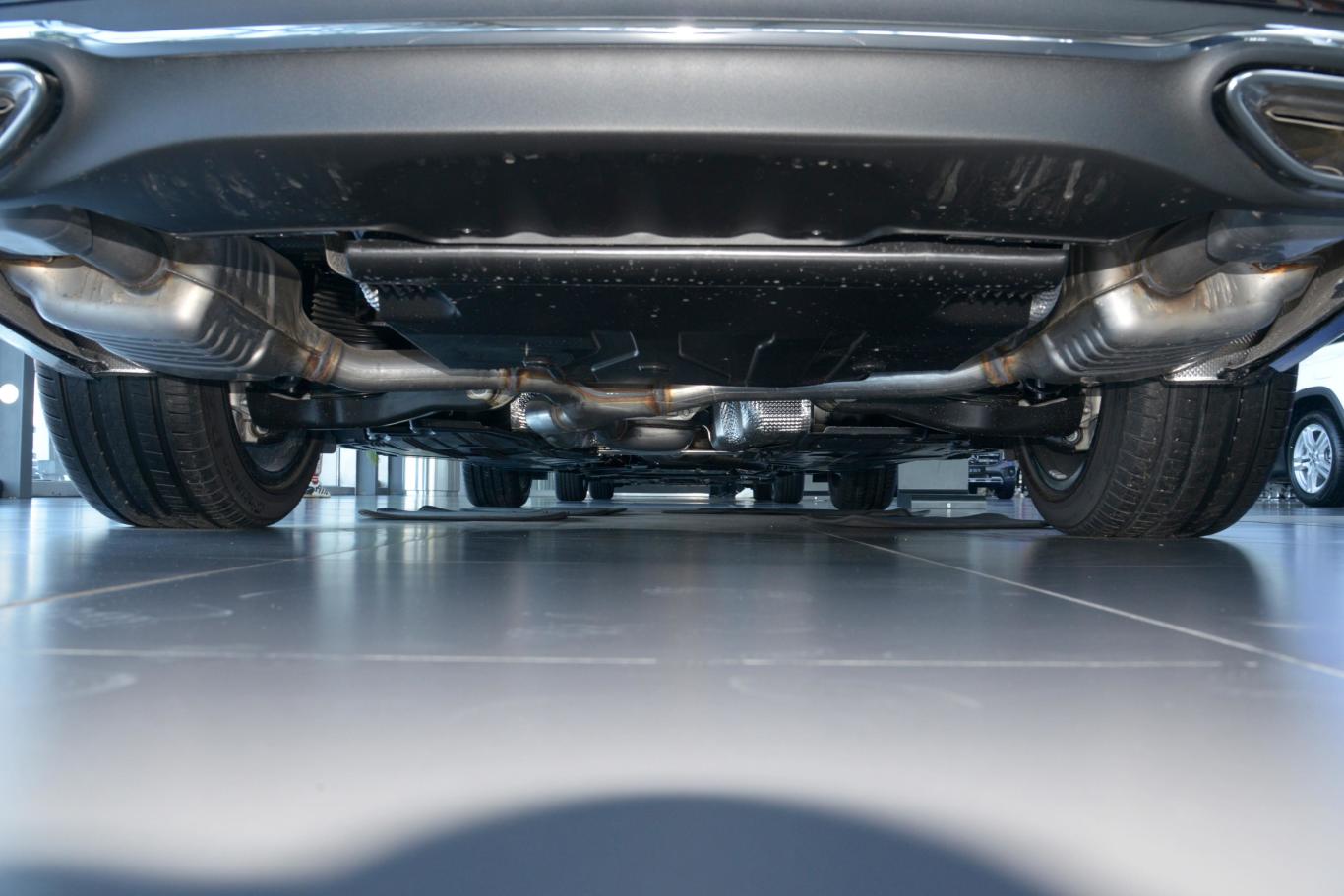 奔驰e级 插电混动e 300 e l后悬架整体