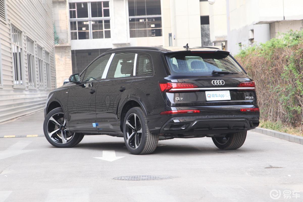 【奥迪q72020款55 tfsi quattro 黑武士专享版侧后45度车头向左水平