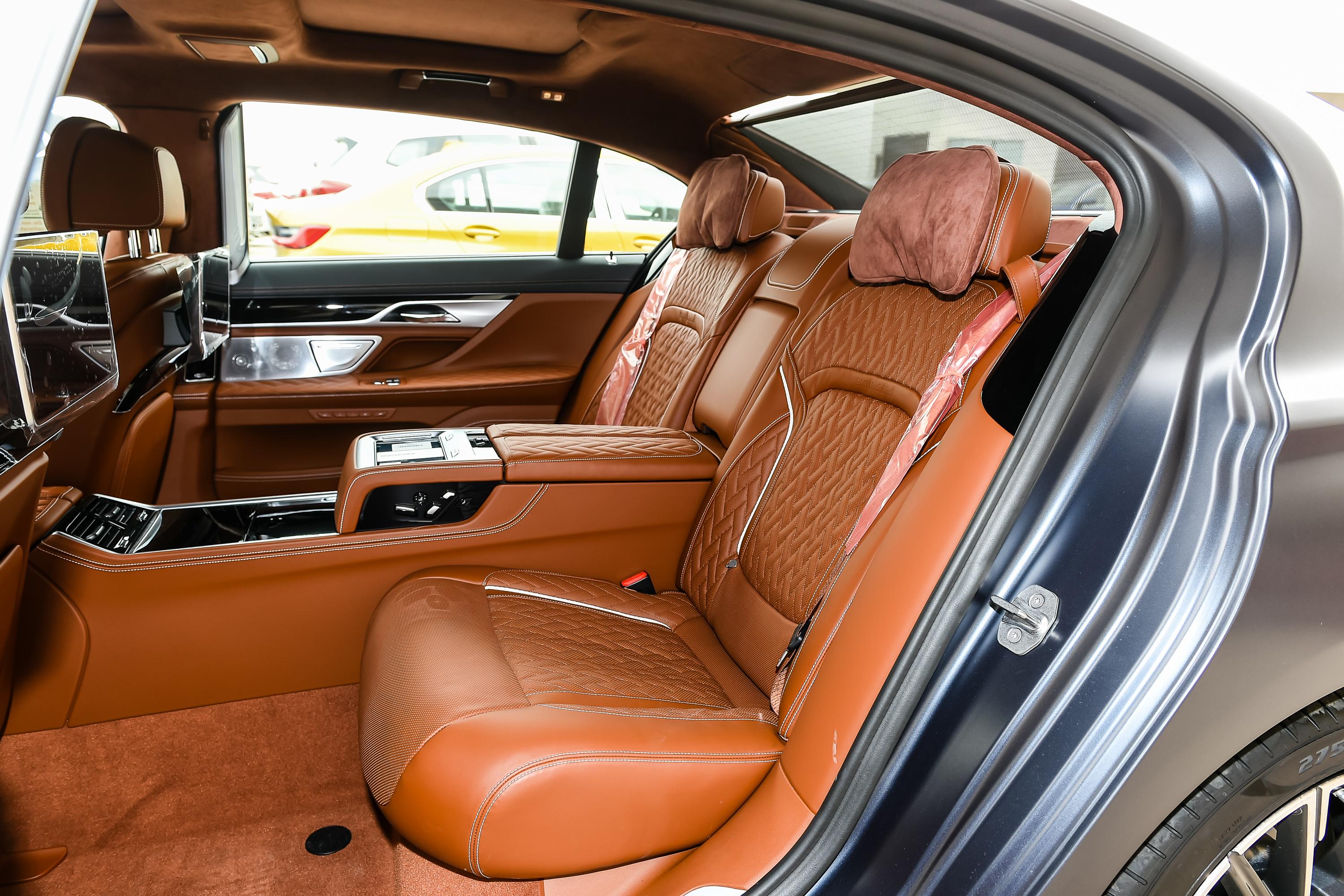 2019款 宝马7系 改款 750li xdrive v8 m运动套装空间