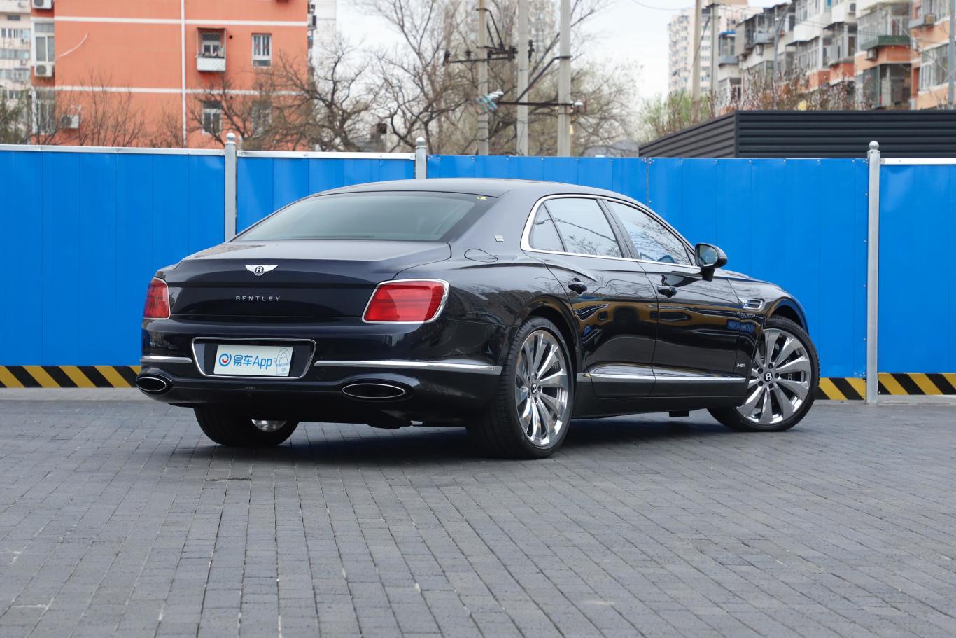 【飞驰6.0T W12 First Edition侧后45度车头向右水平图片-汽车图片大全】-易车