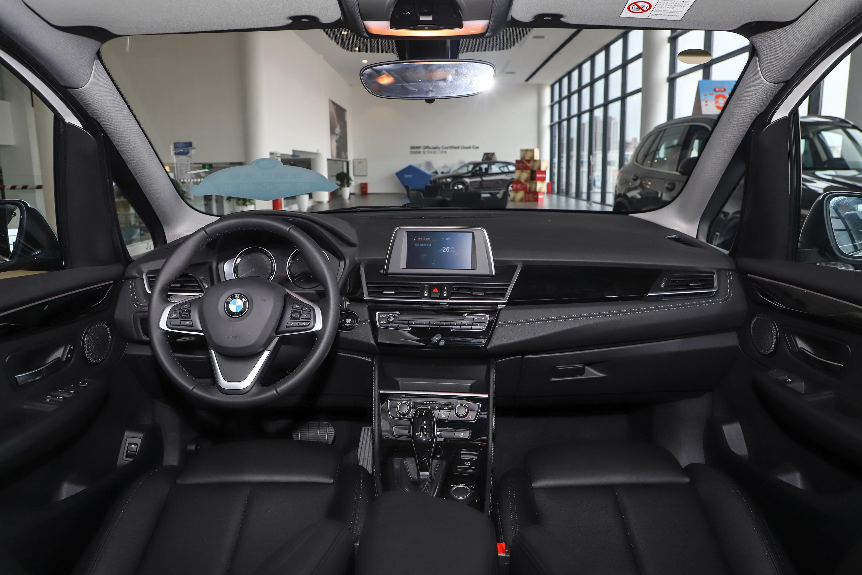 2019款 宝马2系多功能旅行车 220i 尊享型运动套装内饰