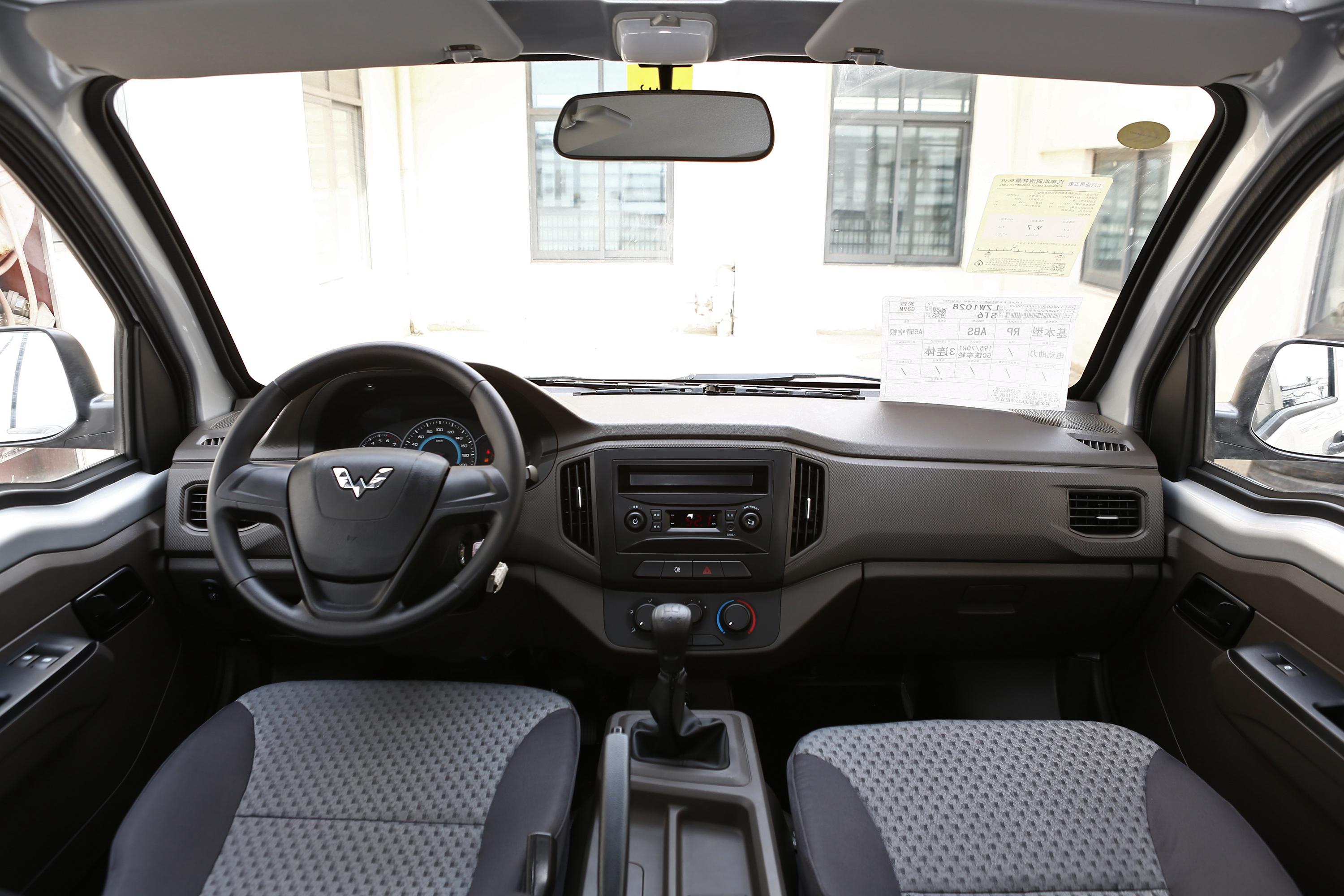 2020款 五菱荣光新卡 1.8l 手动 双排 国vi内饰