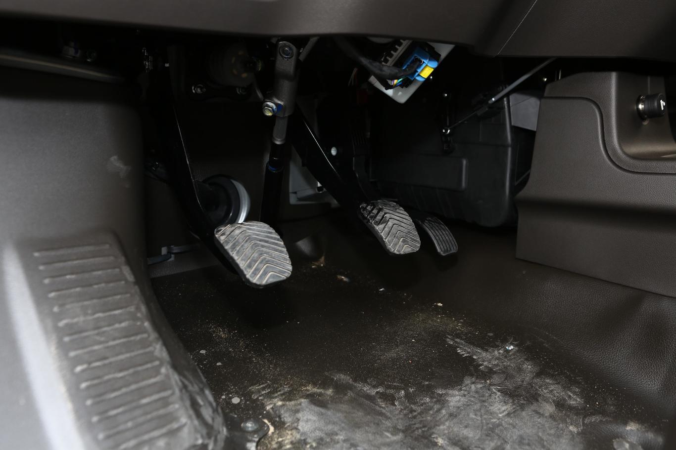 五菱荣光新卡1.8l 手动 双排 国vi脚踏板