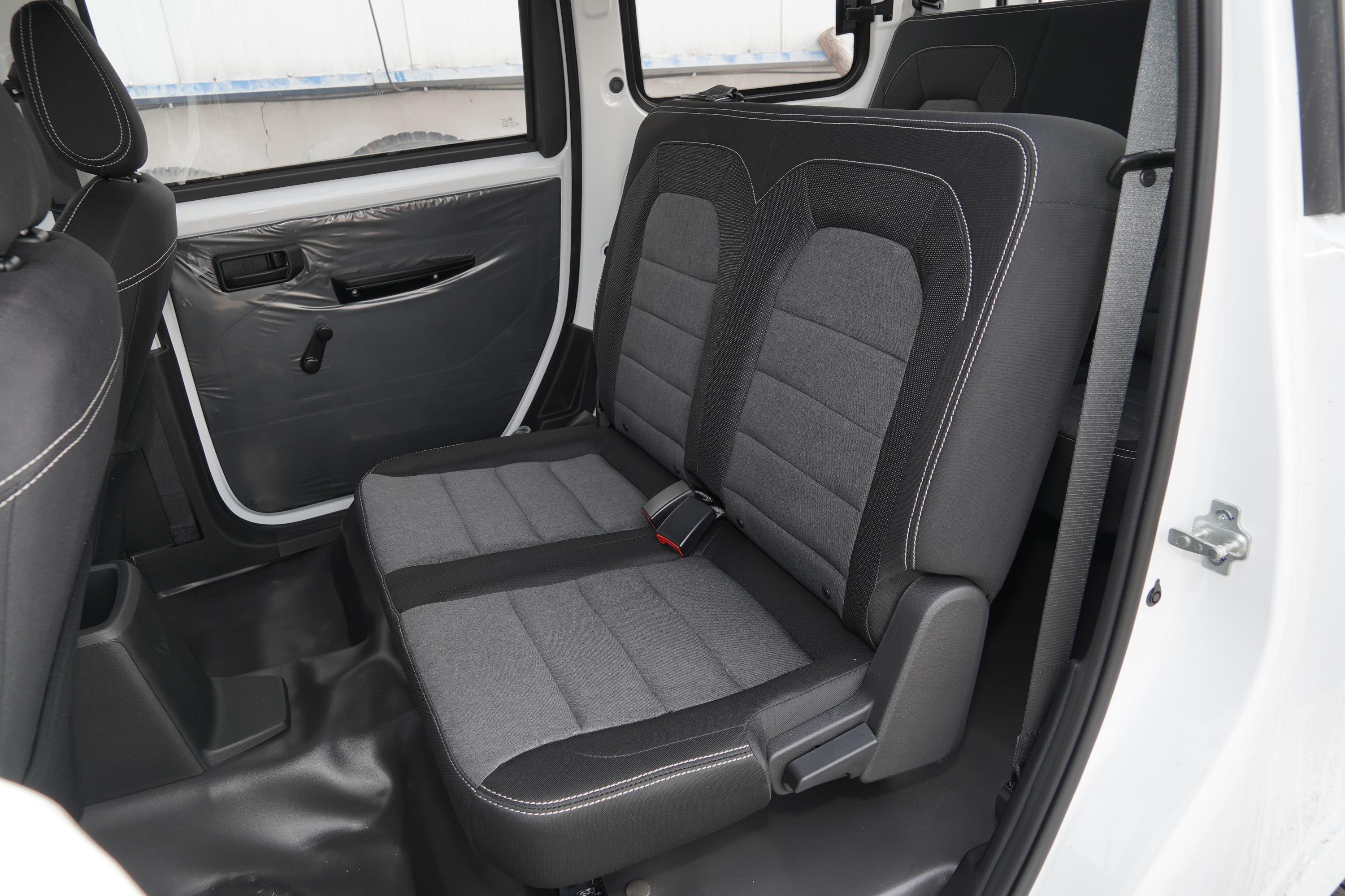 2020款 五菱宏光plus 1.5t 手动 营运车 7座空间