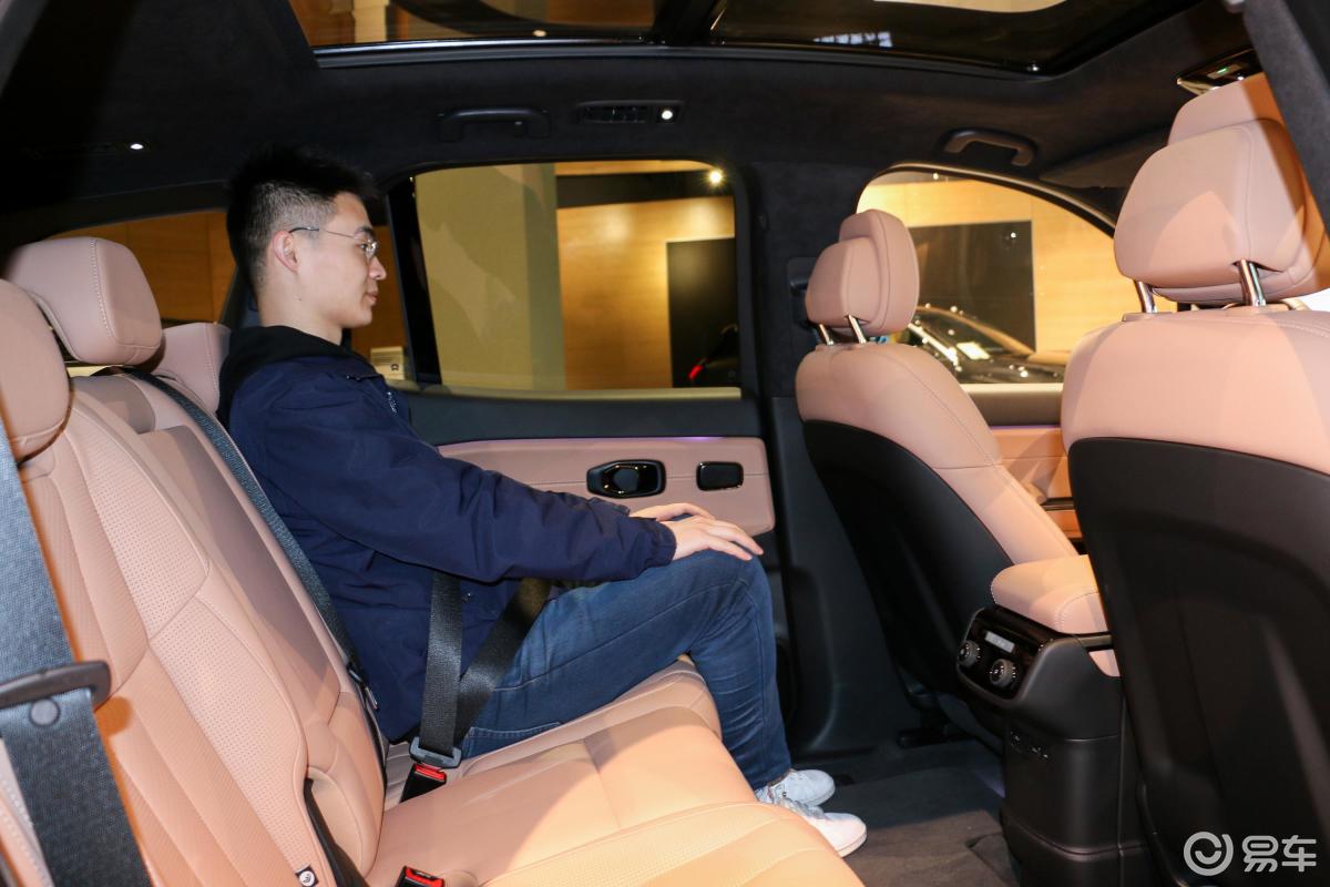 【蔚来es82020款签名版 70kwh 7座后排空间体验汽车图片-汽车图片大全