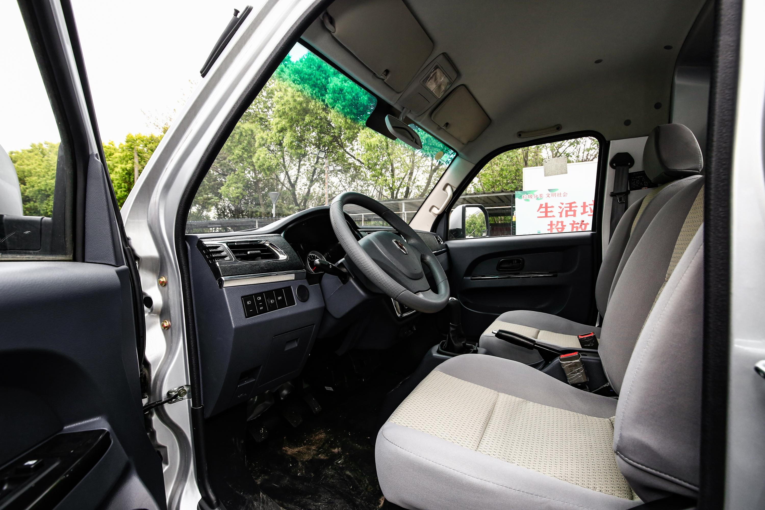 2020款 金杯t50 1.5l 手动 后排双轮创富版3.6米 国vi内饰