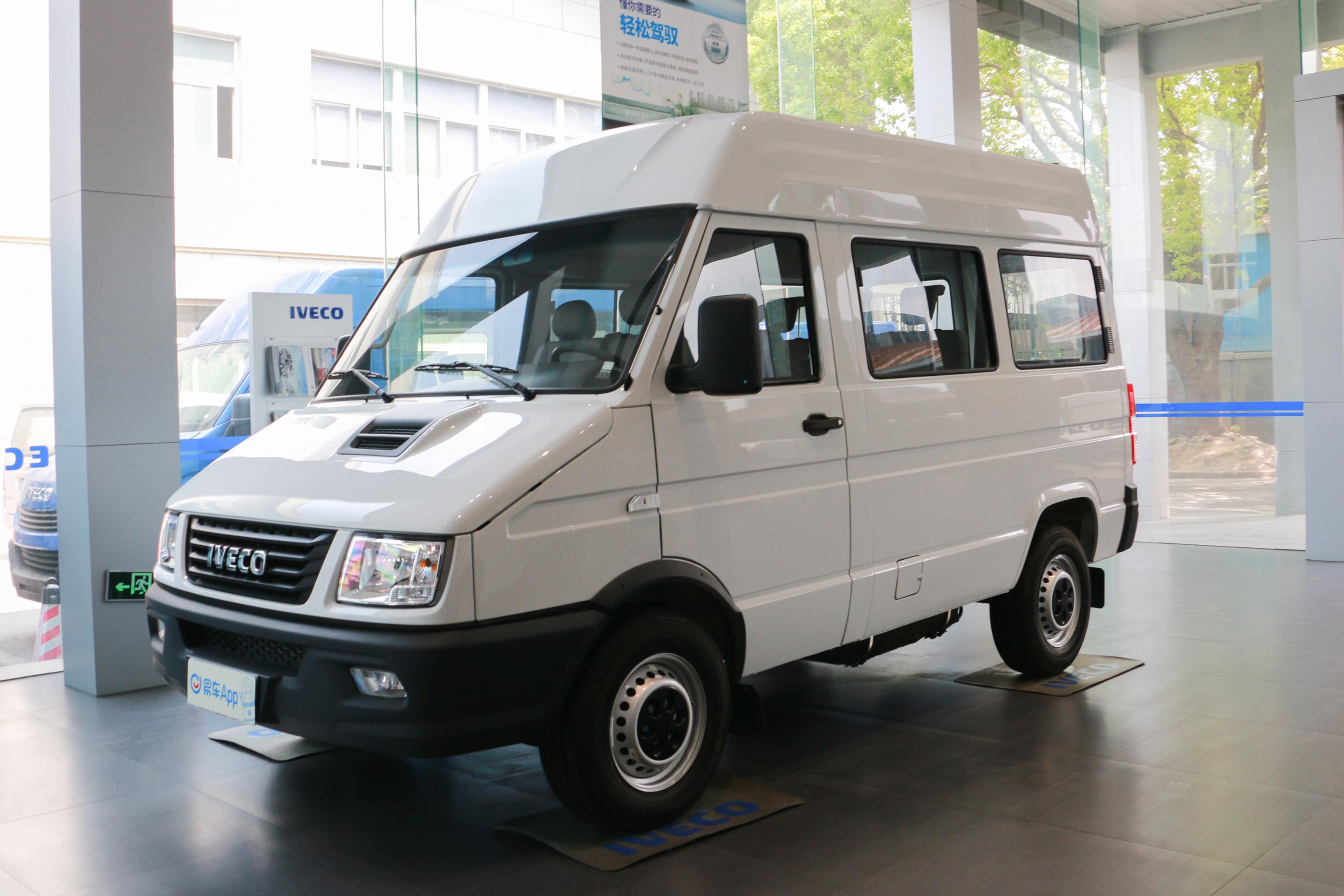 2020款依维柯得意客车a3525t手动中顶单胎侧移门59座国vi