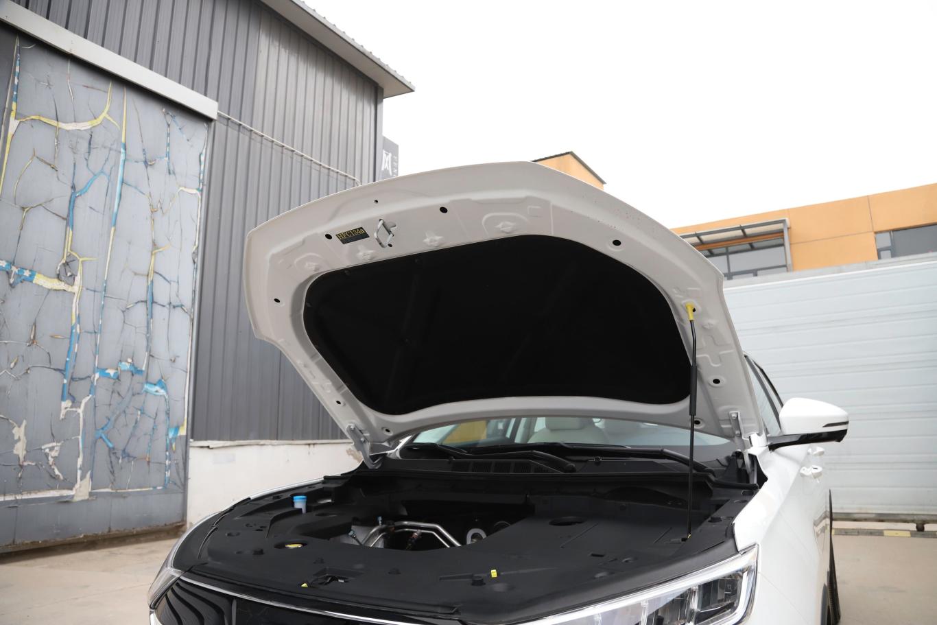 长安欧尚x7 ev领航型发动机舱盖内侧