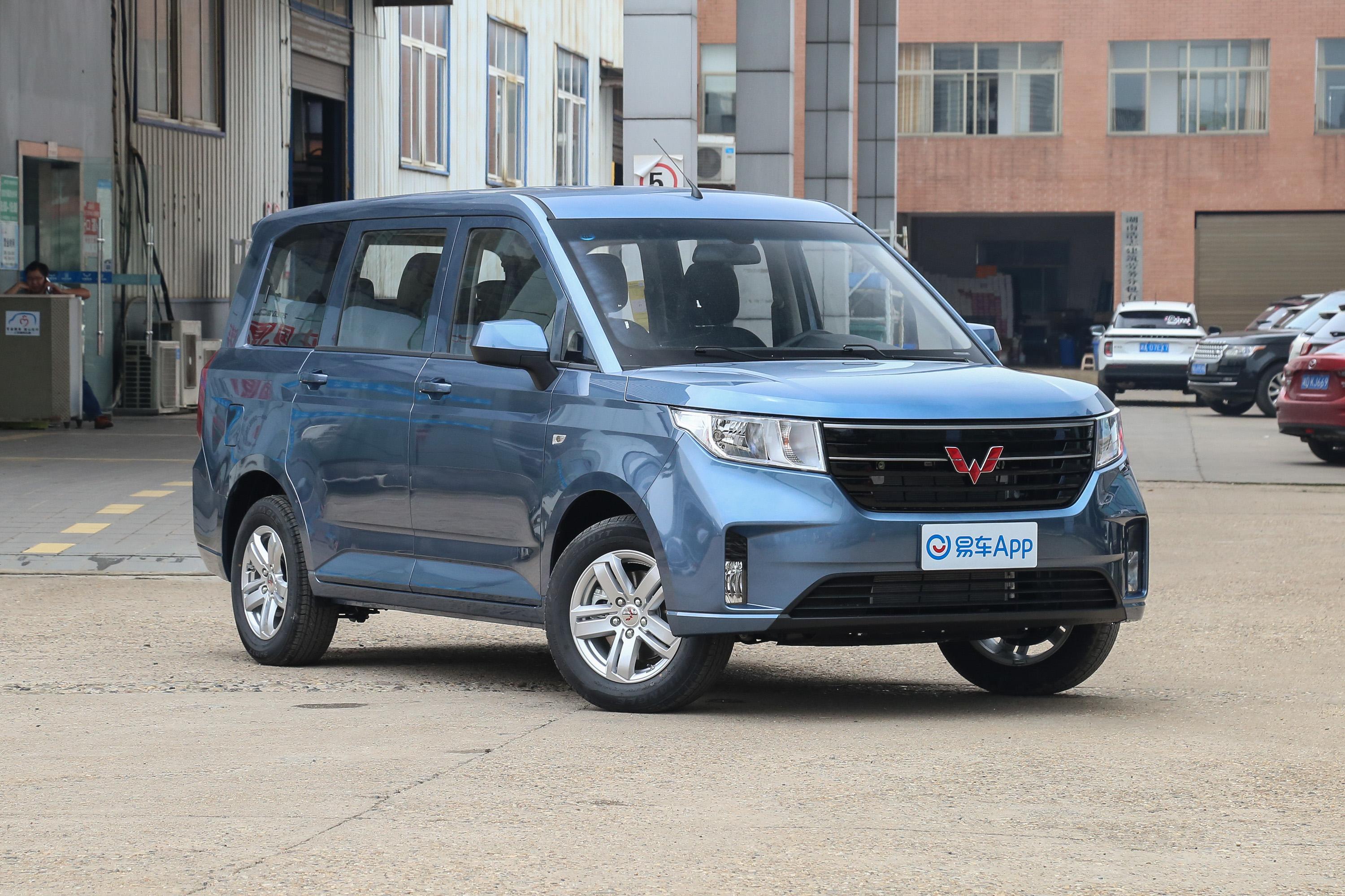 2020款五菱宏光plus15l手动舒适型7座