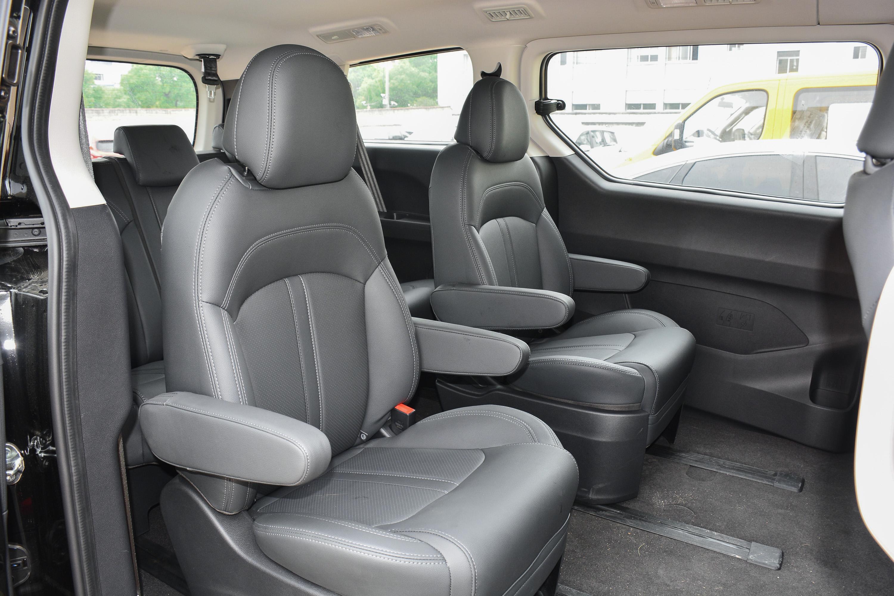 2021款上汽大通maxusg1020t手自一体精英版柴油7座